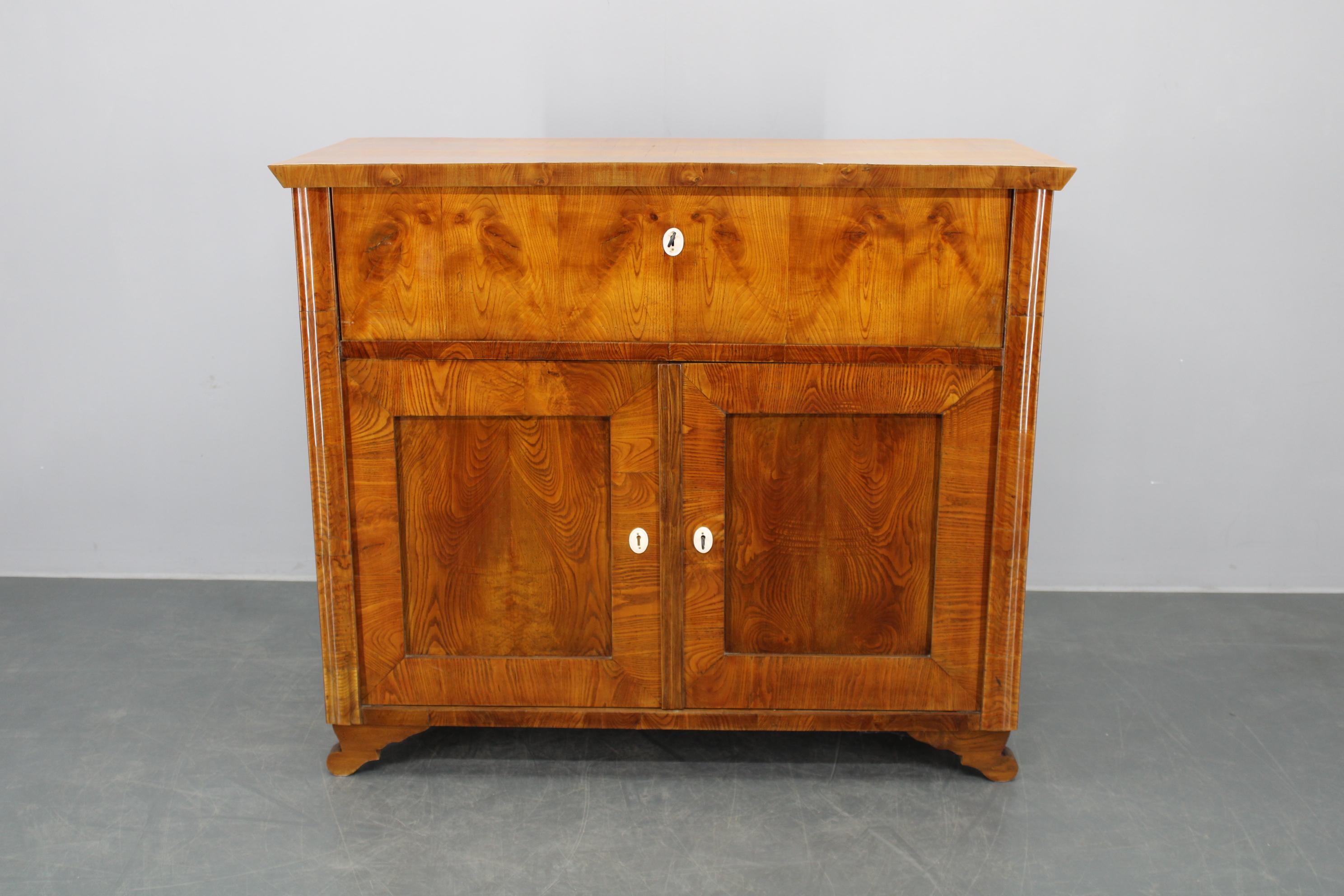 1930er Jahre Antiker Schrank mit Schreibfläche in Nussbaum, Tschechoslowakei (Tschechisch) im Angebot