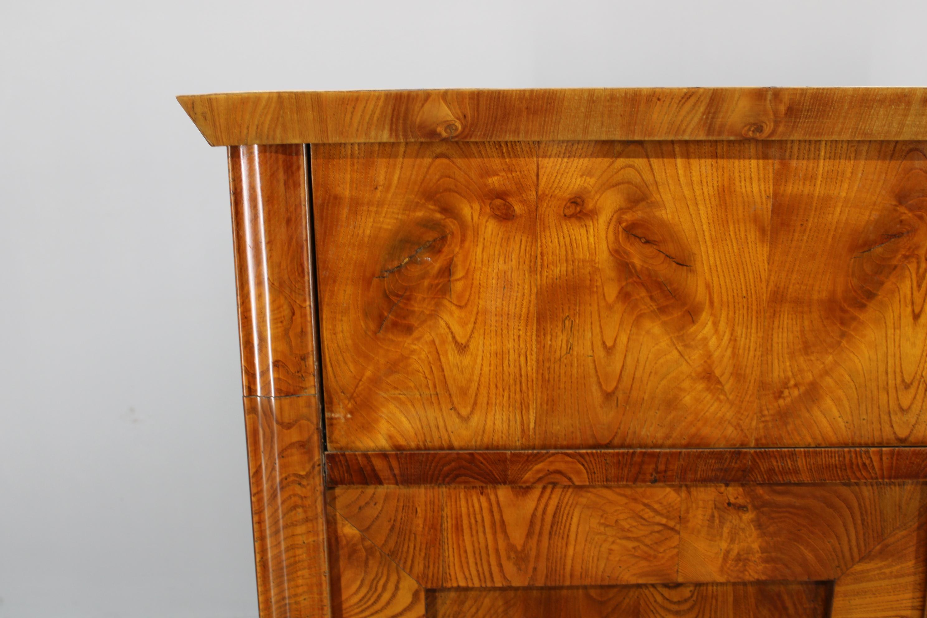 1930er Jahre Antiker Schrank mit Schreibfläche in Nussbaum, Tschechoslowakei im Zustand „Gut“ im Angebot in Praha, CZ