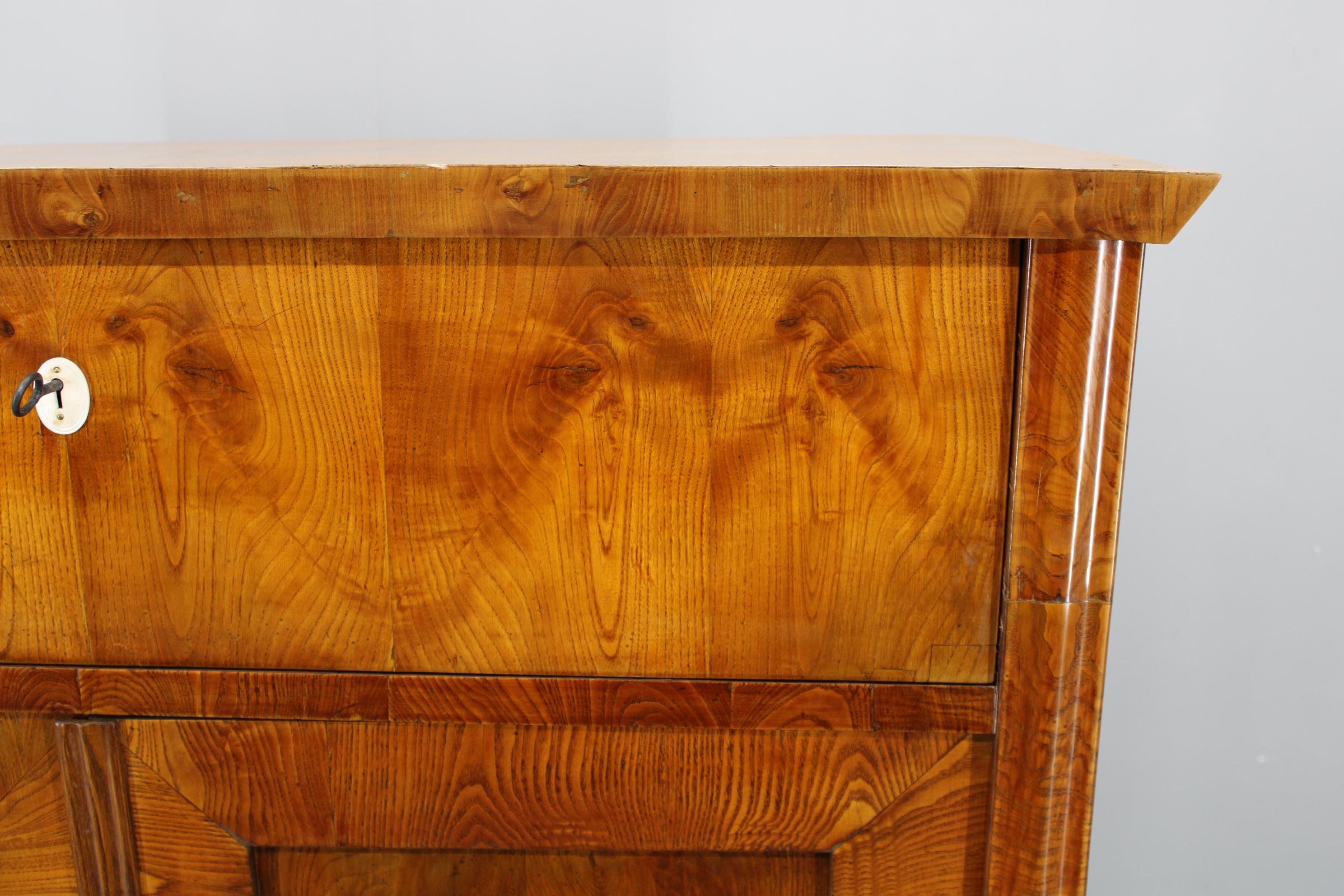1930er Jahre Antiker Schrank mit Schreibfläche in Nussbaum, Tschechoslowakei (20. Jahrhundert) im Angebot
