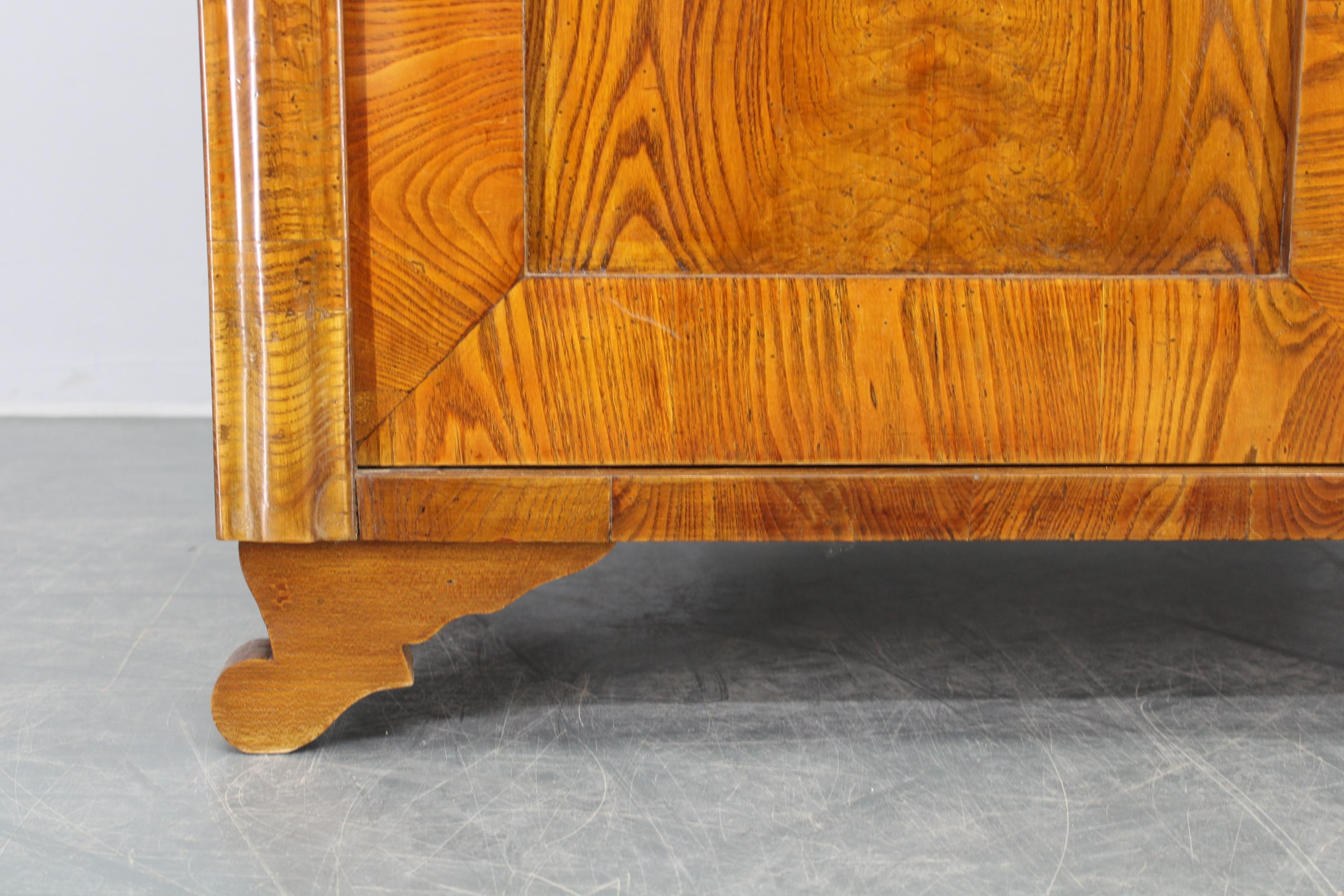 1930er Jahre Antiker Schrank mit Schreibfläche in Nussbaum, Tschechoslowakei (Holz) im Angebot