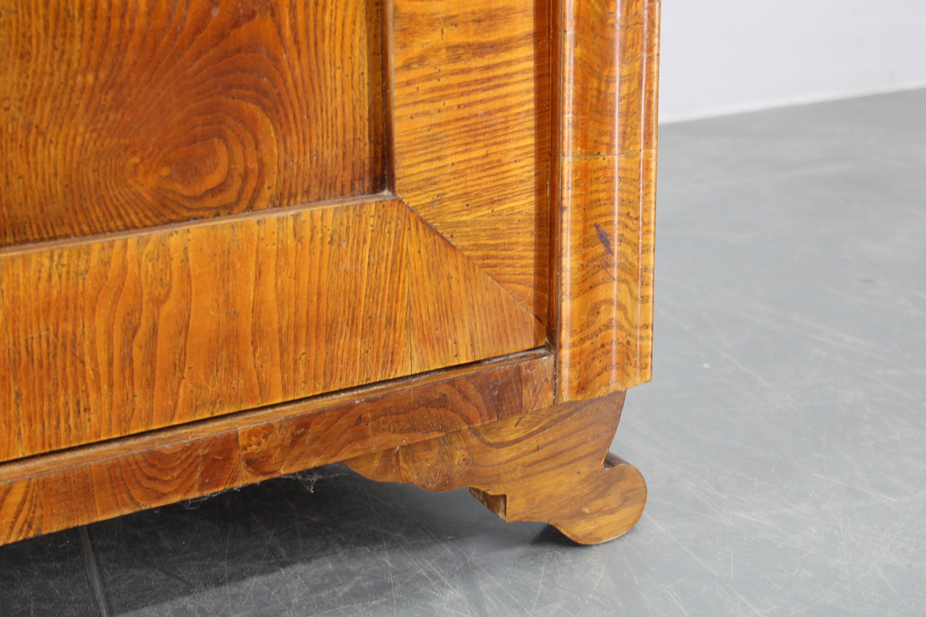 1930er Jahre Antiker Schrank mit Schreibfläche in Nussbaum, Tschechoslowakei im Angebot 1