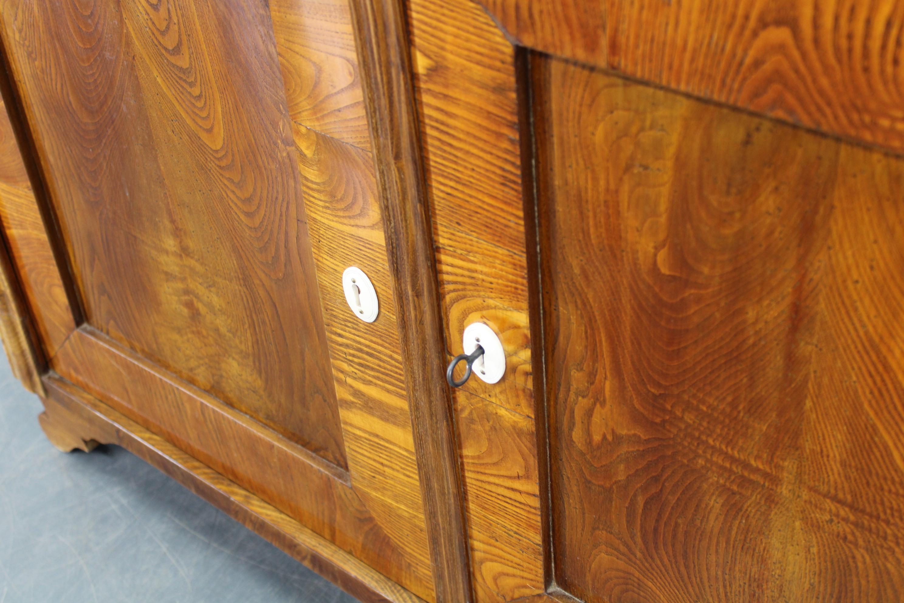 1930er Jahre Antiker Schrank mit Schreibfläche in Nussbaum, Tschechoslowakei im Angebot 2