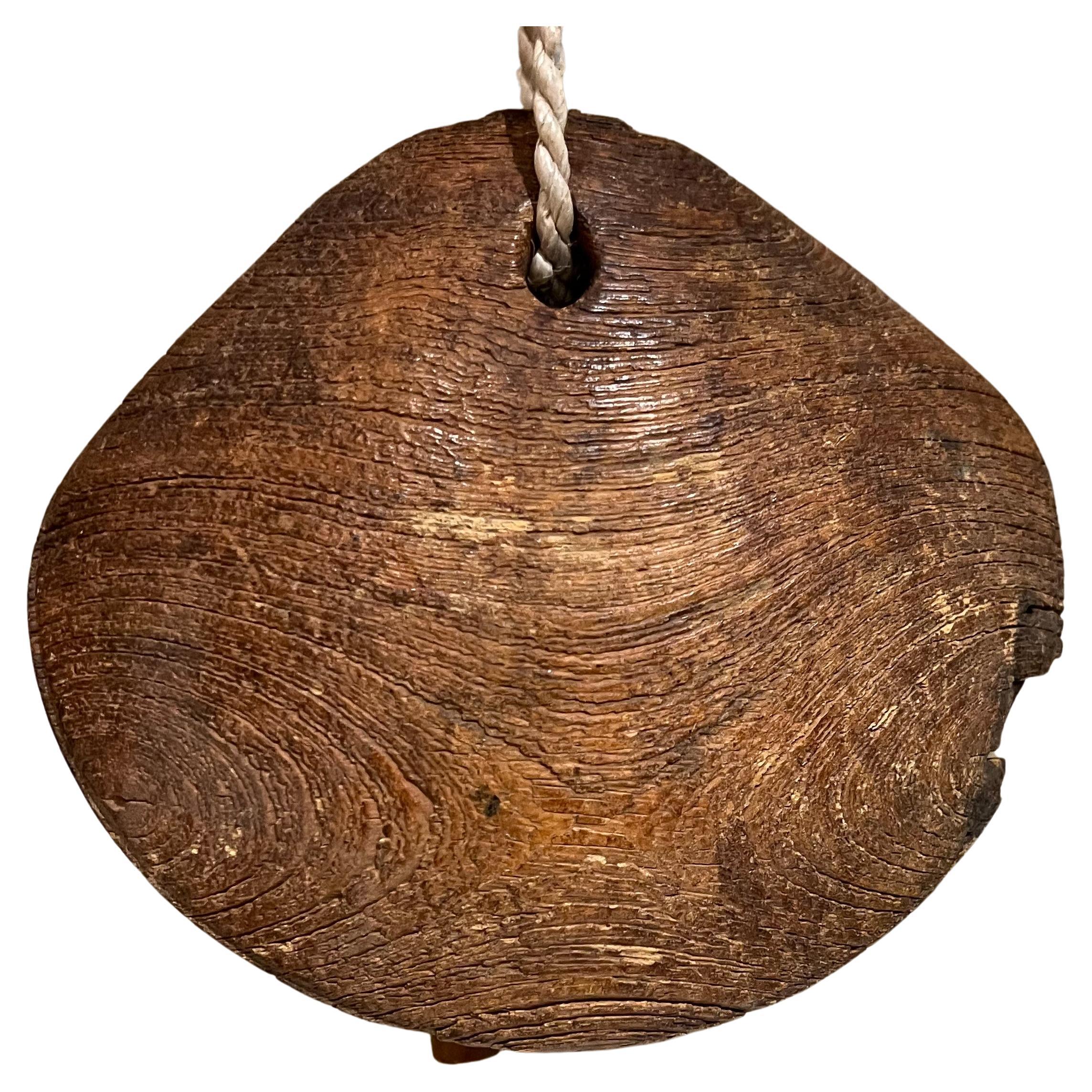 Cloche de ferme rustique en bois de chêne massif en forme de vache ancienne des années 1930