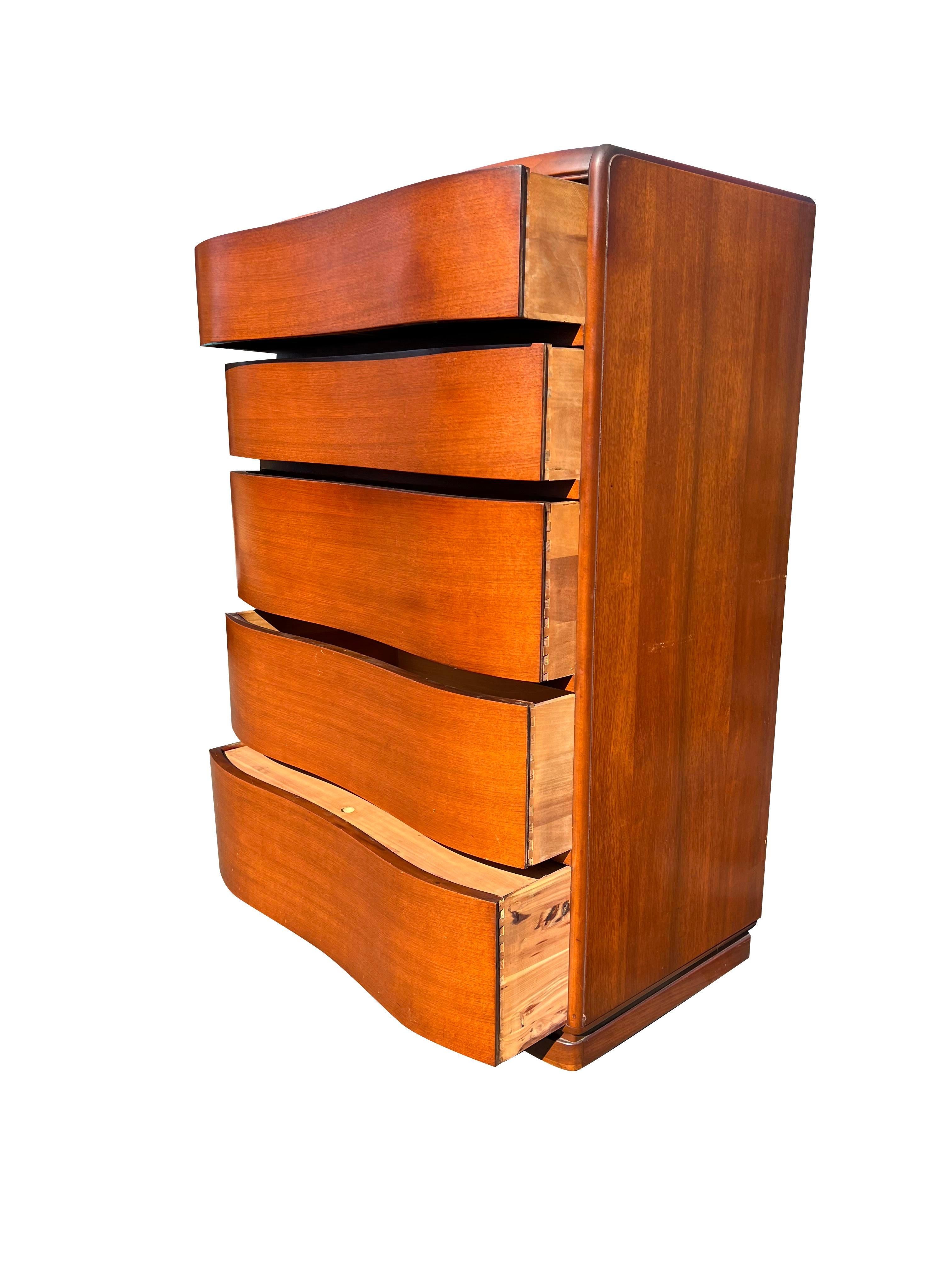 1930 Antigua Cómoda alta de frente ondulado estilo Deco mediados del siglo XX en venta