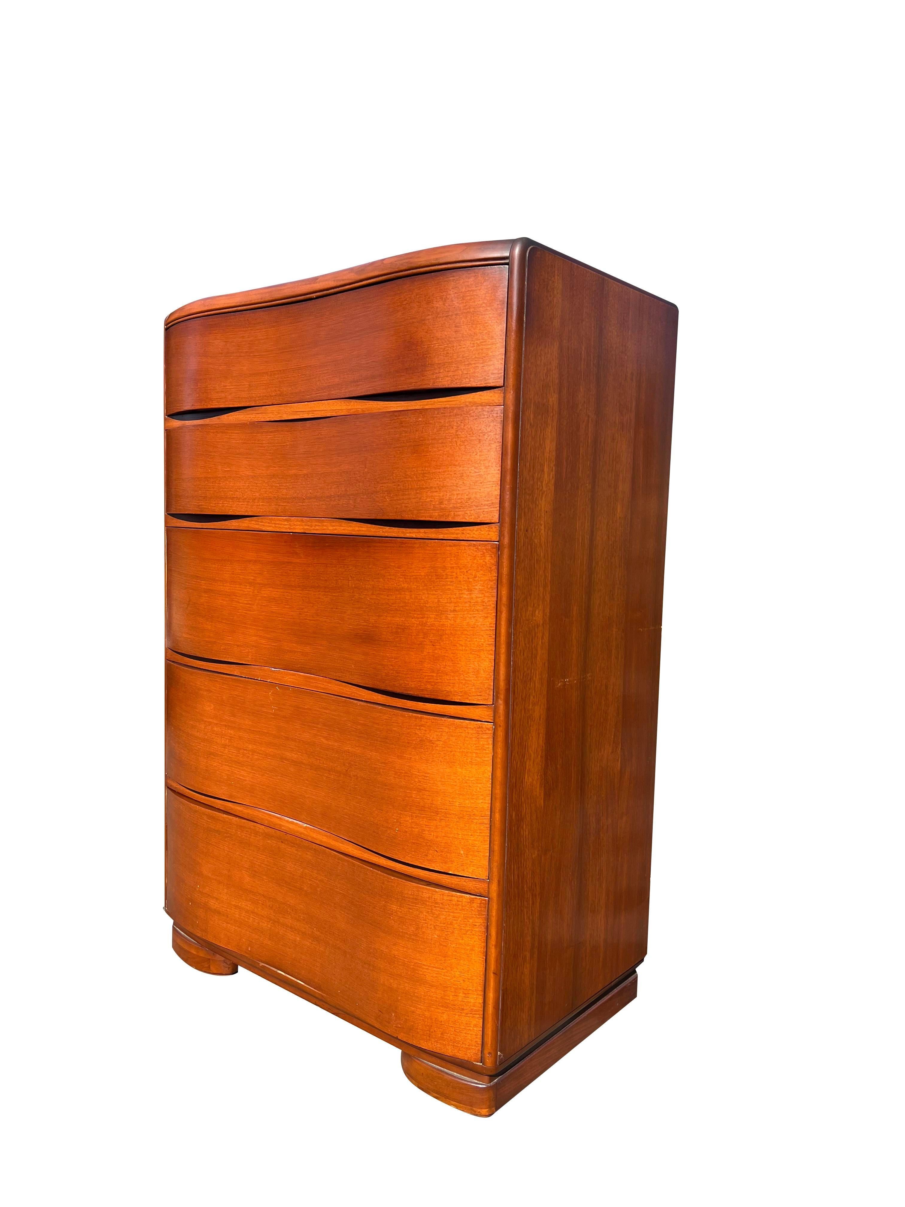 1930 Antigua Cómoda alta de frente ondulado estilo Deco Madera en venta