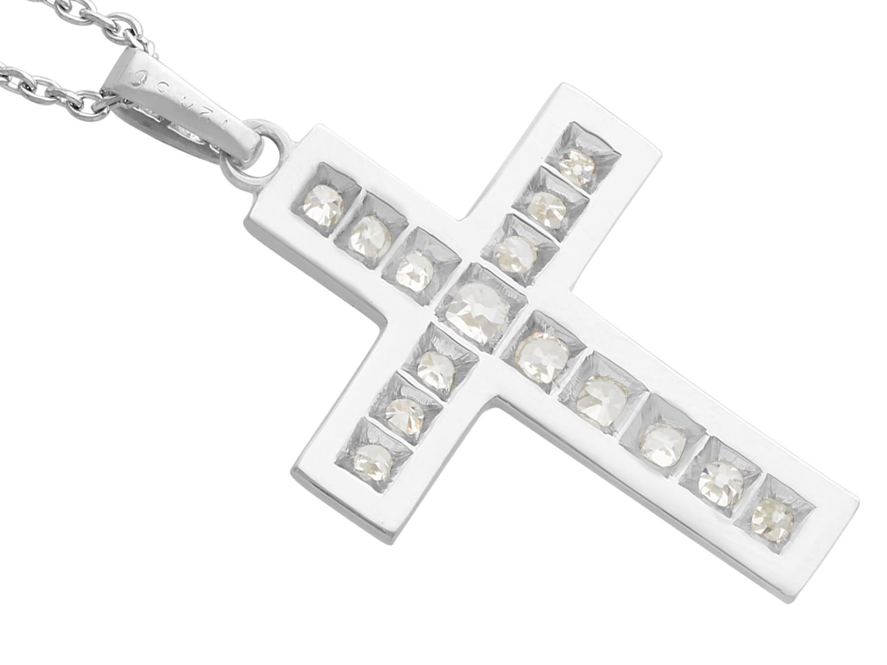 Pendentif croix ancien en or blanc et diamants, années 1930 Unisexe en vente