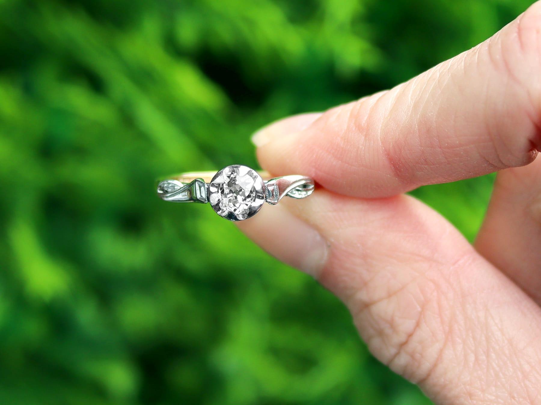 Fino e impresionante anillo solitario antiguo de diamantes de 0,32 quilates y oro amarillo de 18 quilates, engastado en platino; forma parte de nuestras colecciones de joyas de diamantes y joyas patrimoniales.

Este impresionante anillo solitario de
