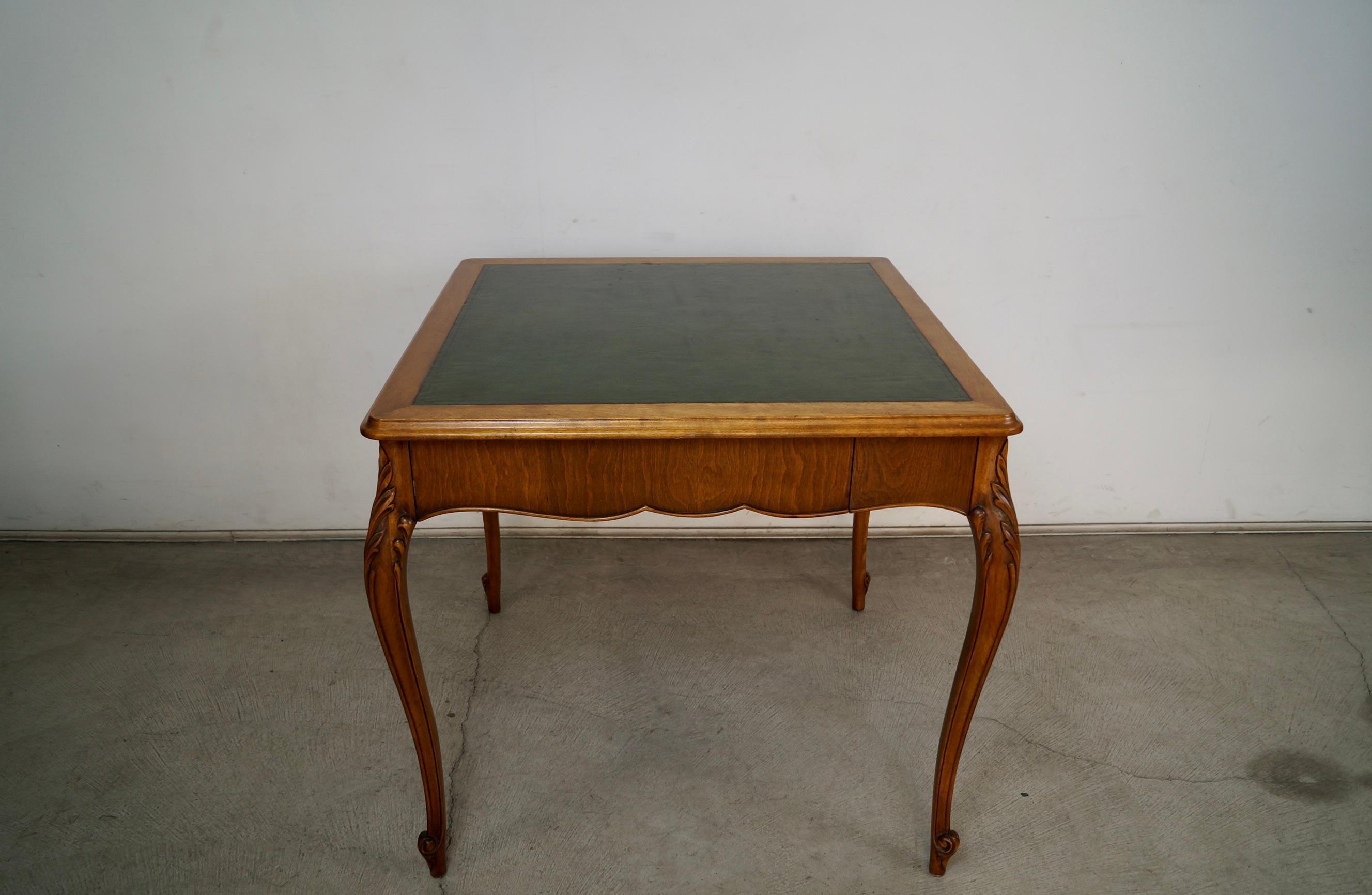 Table de poker ancienne à vendre. Datant des années 1930 et en excellent état d'origine. Il présente un style et une esthétique Louis XV français et est de bonne facture. Il présente de magnifiques sculptures sur les pieds en cabriole et comporte un