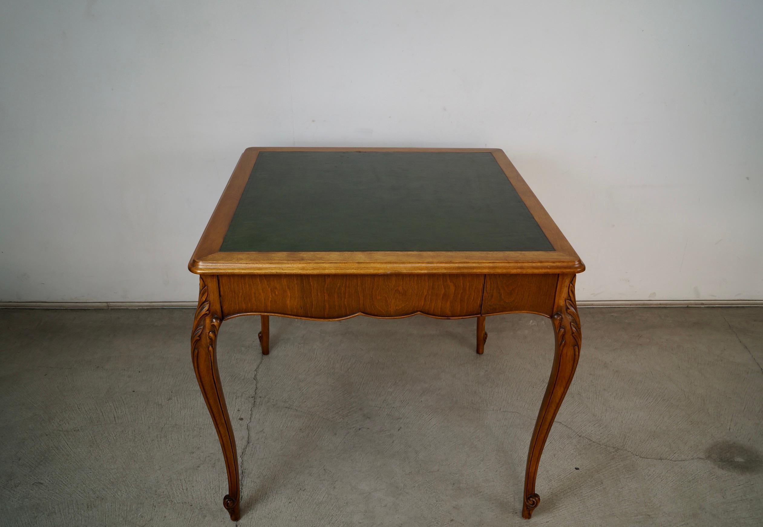 Américain Table de poker / table de jeu en cuir Antique French Style Louis XV des années 1930 en vente