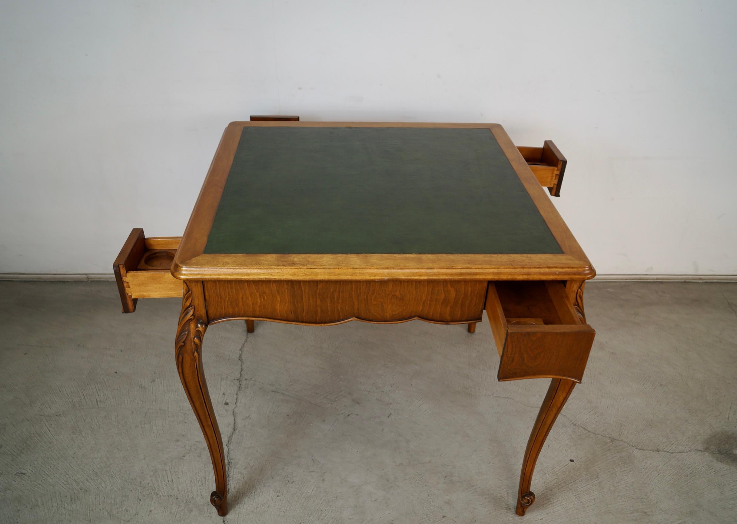 Milieu du XXe siècle Table de poker / table de jeu en cuir Antique French Style Louis XV des années 1930 en vente