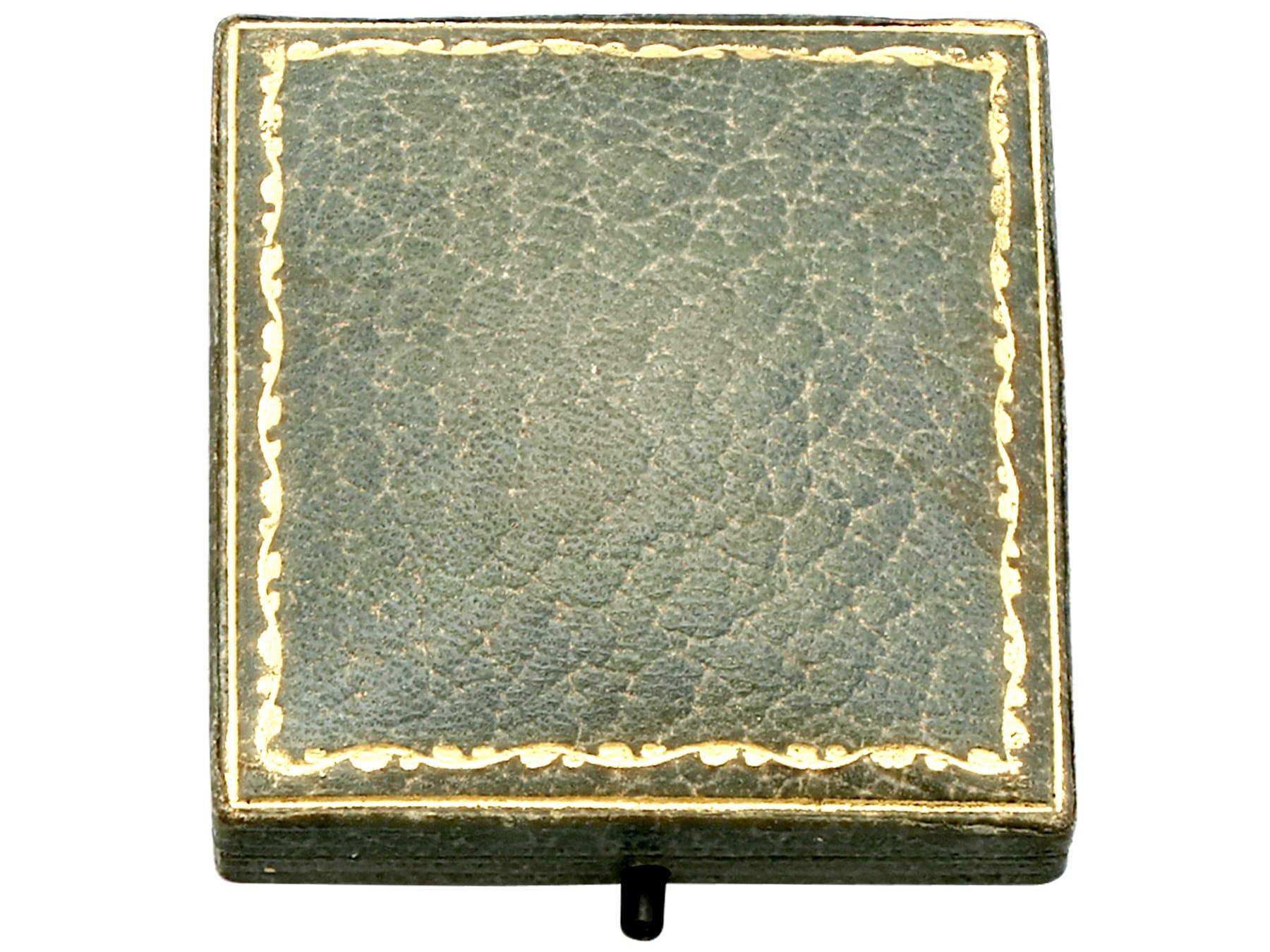 Broche régimantale en émail vert et or jaune des années 1930 en vente 4