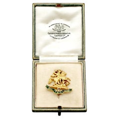 Broche régimantale en émail vert et or jaune des années 1930