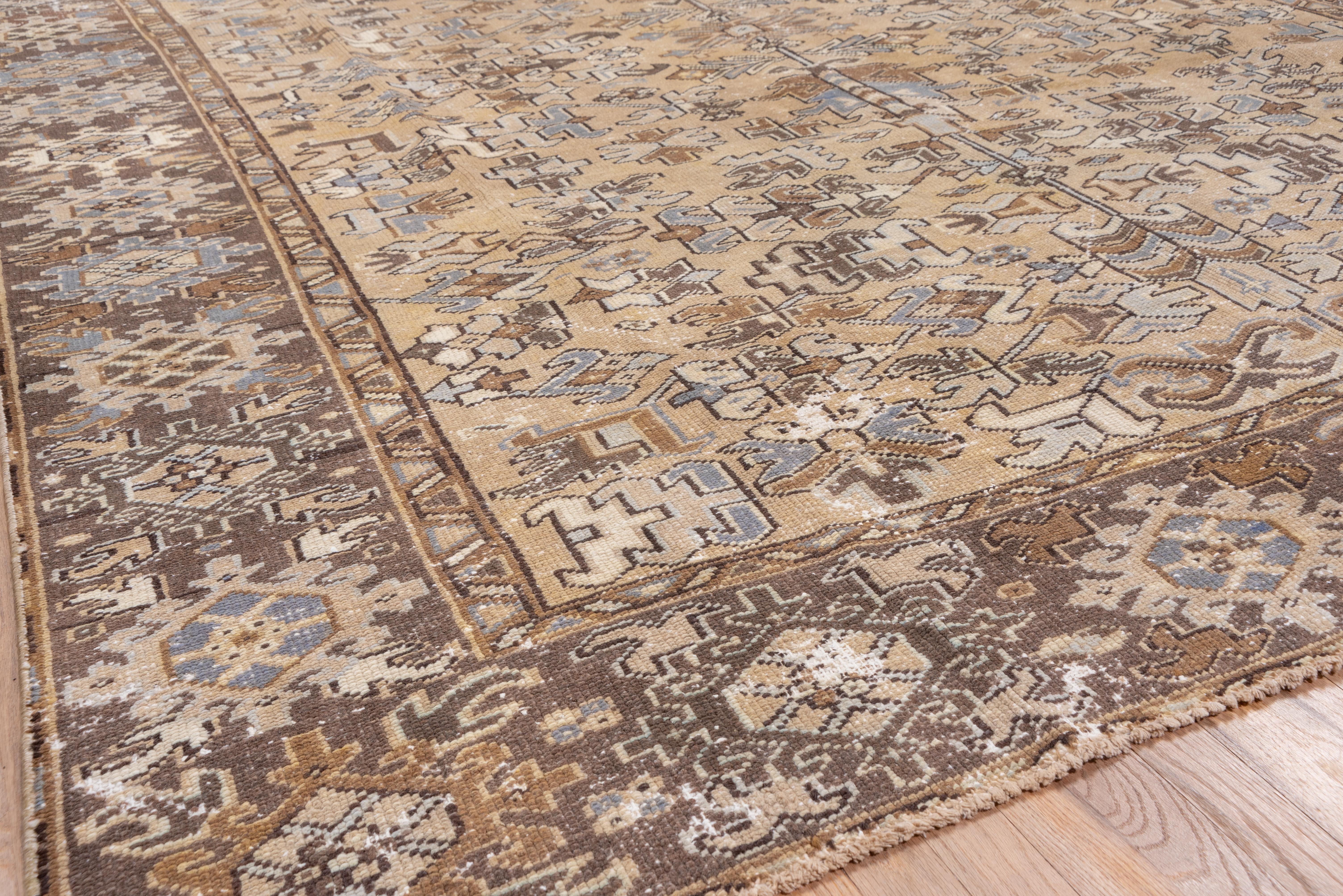 Antiker persischer Heriz-Teppich aus den 1930er Jahren, beigefarbenes Allover-Feld mit Periwinkle- und Elfenbein-Akzenten (Heriz Serapi) im Angebot