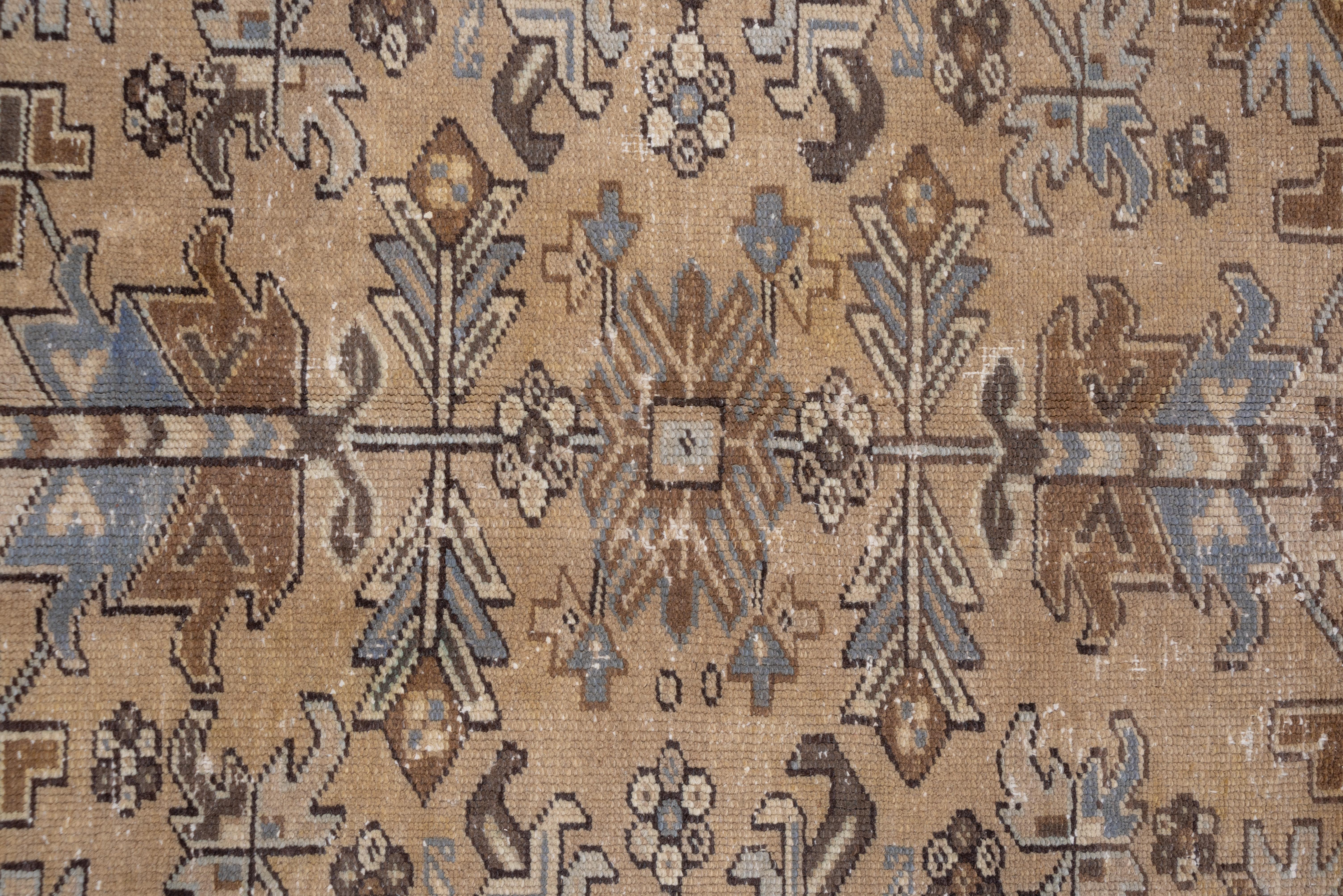 Antiker persischer Heriz-Teppich aus den 1930er Jahren, beigefarbenes Allover-Feld mit Periwinkle- und Elfenbein-Akzenten (Handgeknüpft) im Angebot
