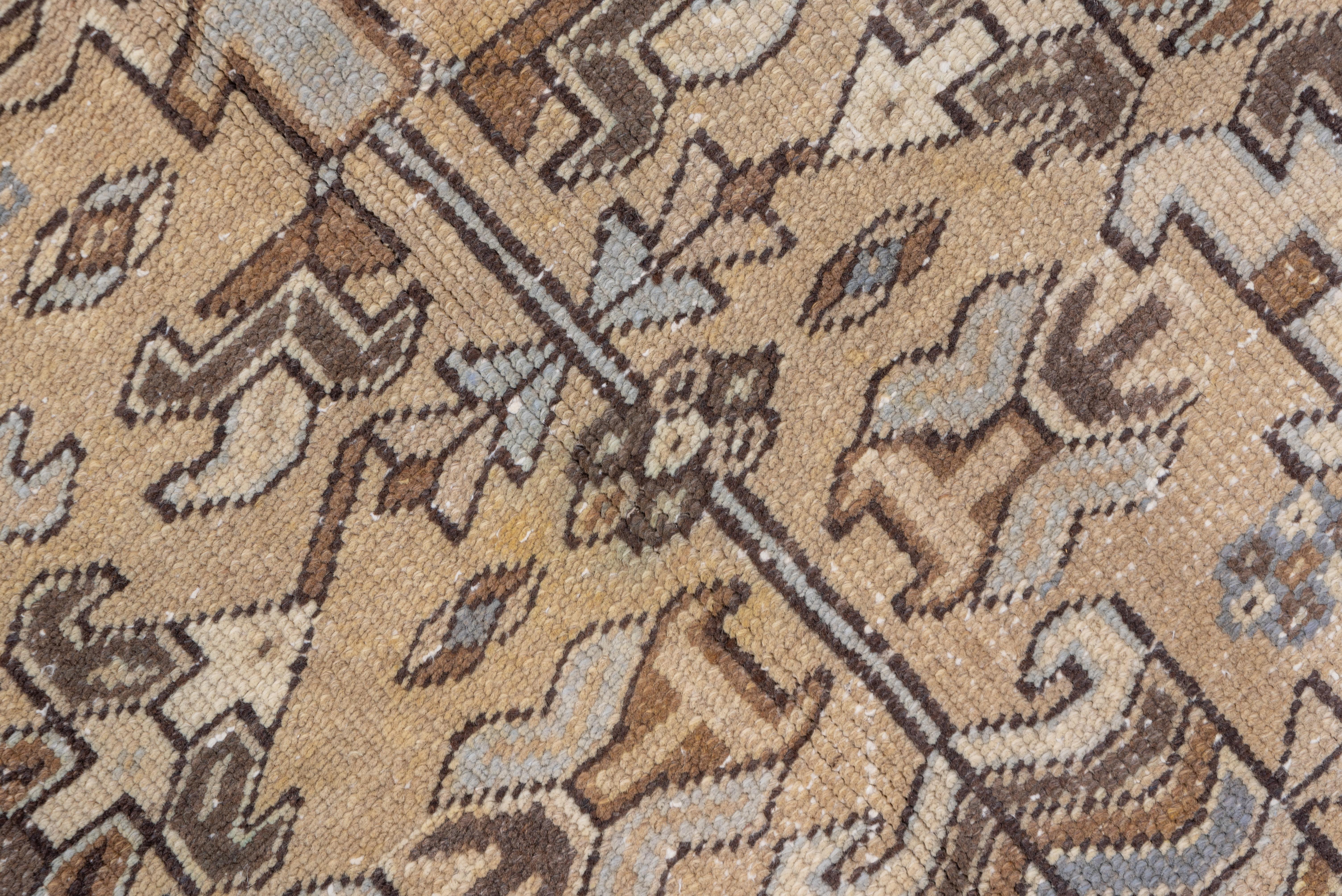 Antiker persischer Heriz-Teppich aus den 1930er Jahren, beigefarbenes Allover-Feld mit Periwinkle- und Elfenbein-Akzenten im Zustand „Gut“ im Angebot in New York, NY