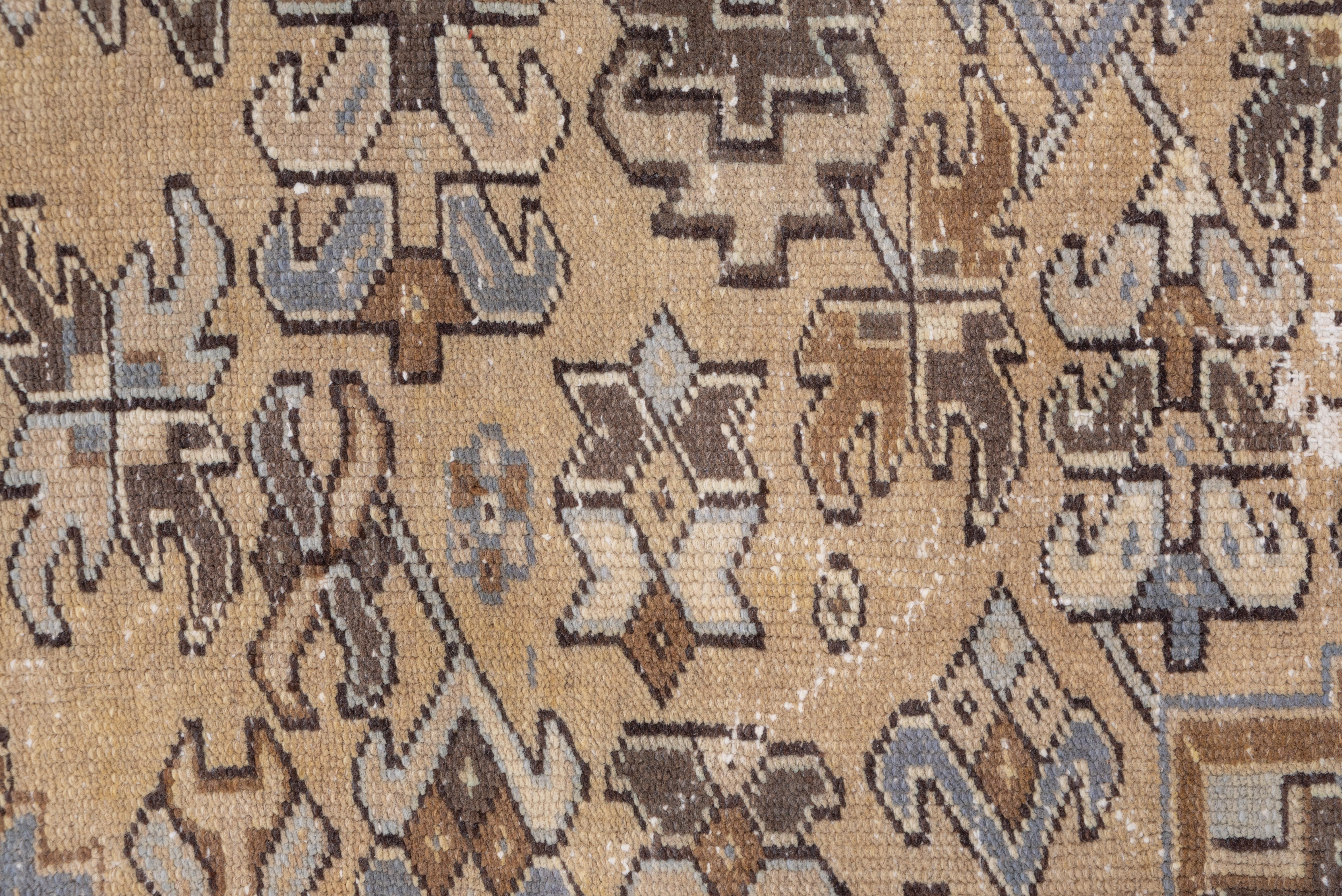 Antiker persischer Heriz-Teppich aus den 1930er Jahren, beigefarbenes Allover-Feld mit Periwinkle- und Elfenbein-Akzenten (Mitte des 20. Jahrhunderts) im Angebot