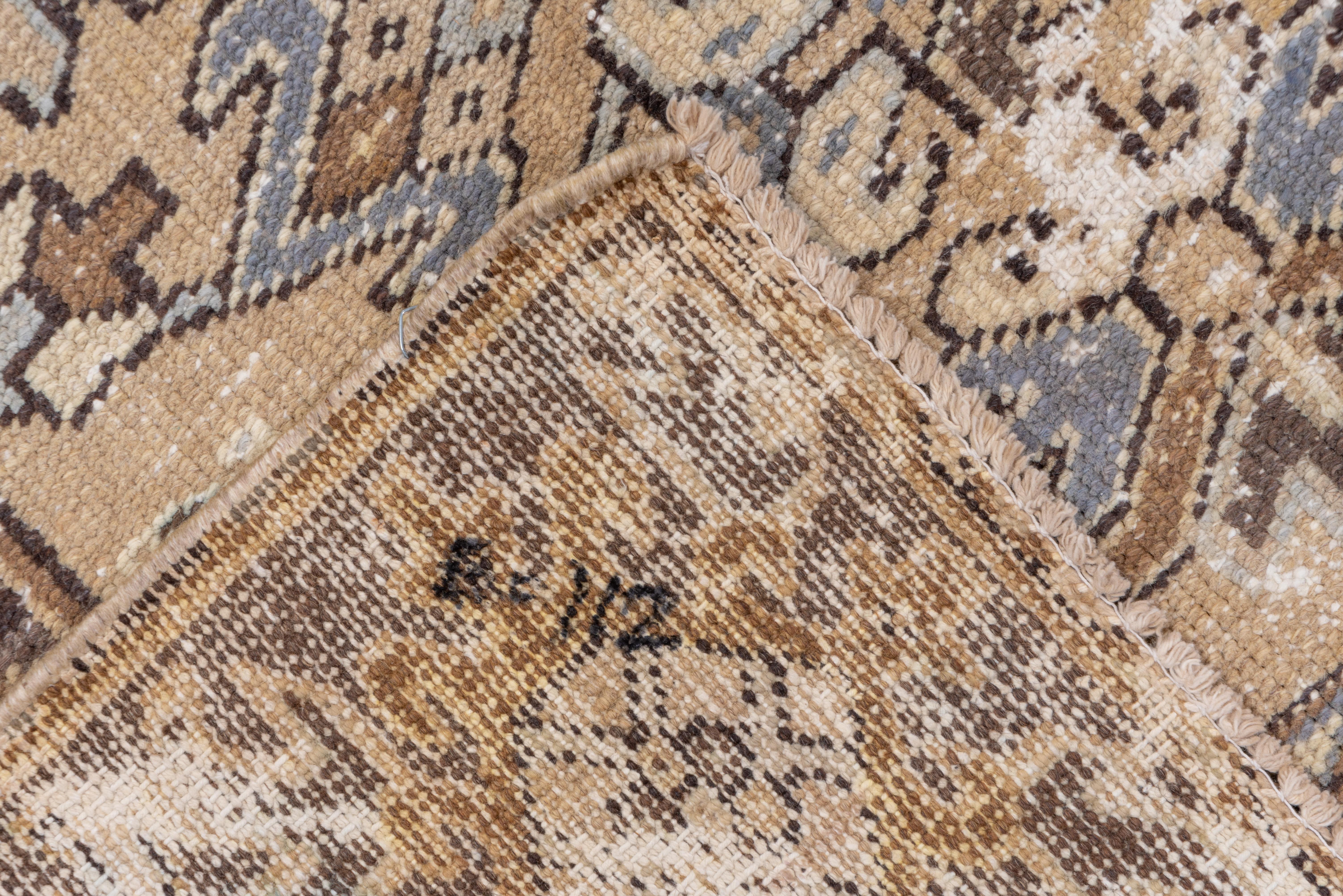 Antiker persischer Heriz-Teppich aus den 1930er Jahren, beigefarbenes Allover-Feld mit Periwinkle- und Elfenbein-Akzenten (Wolle) im Angebot