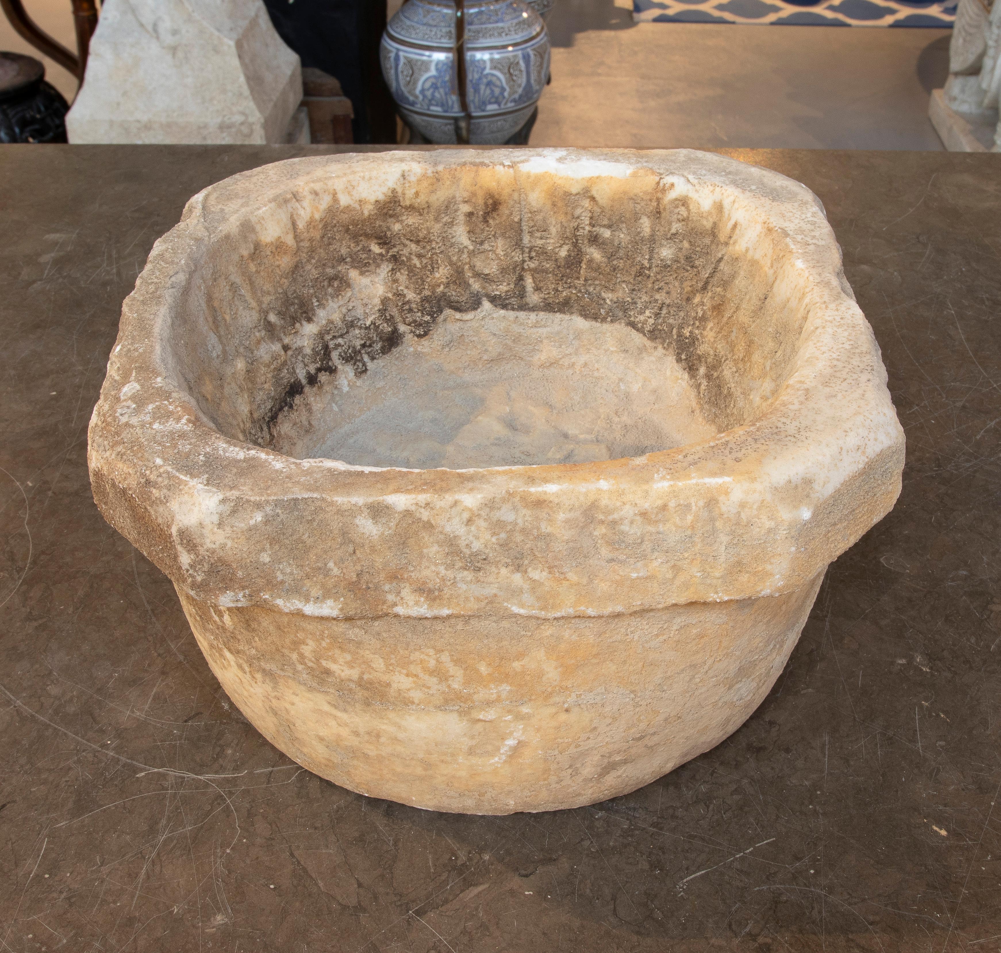 Mortier en marbre rond des années 1930 sculpté d'une forme carrée sur le bord Bon état - En vente à Marbella, ES