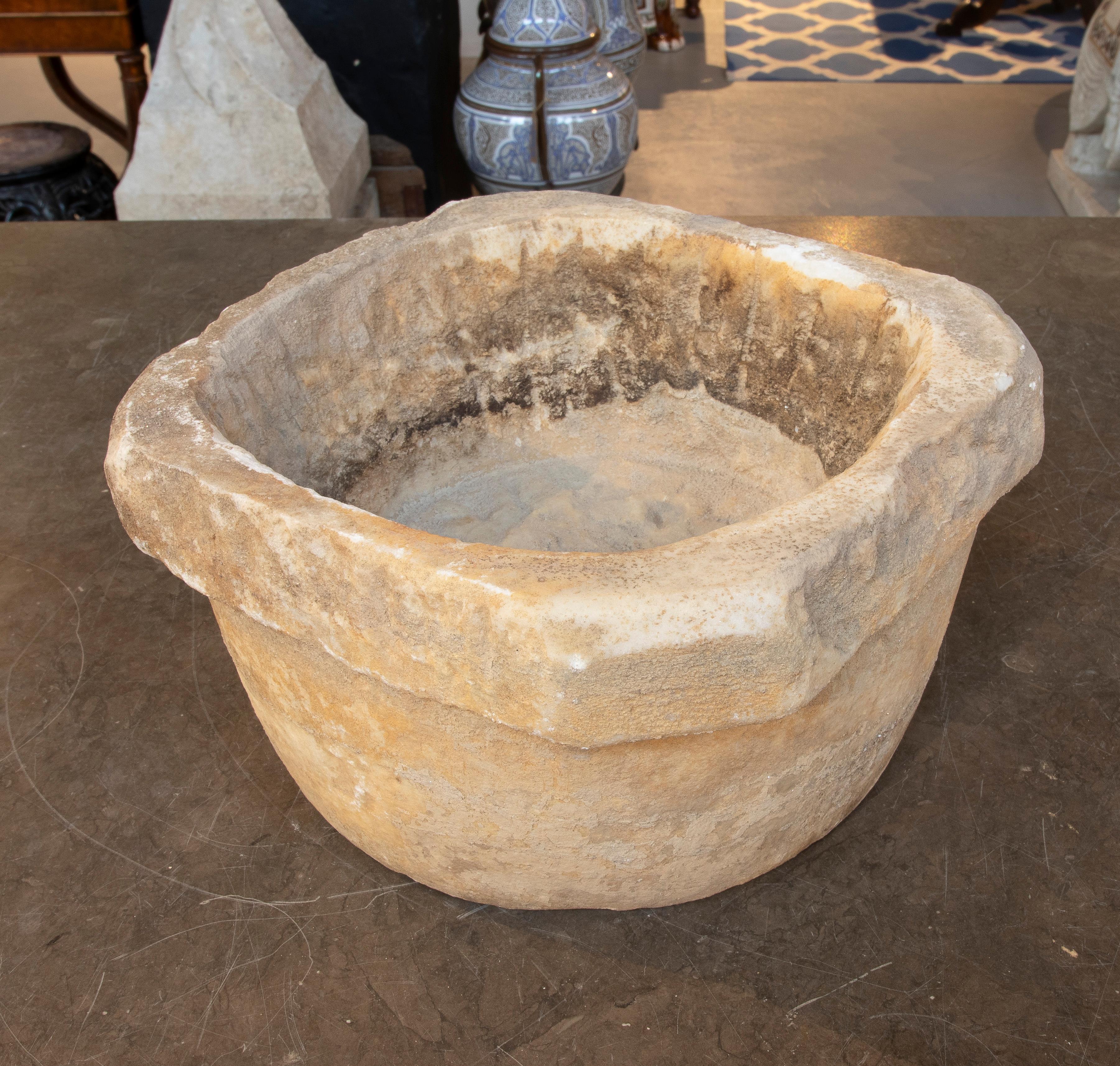 20ième siècle Mortier en marbre rond des années 1930 sculpté d'une forme carrée sur le bord en vente
