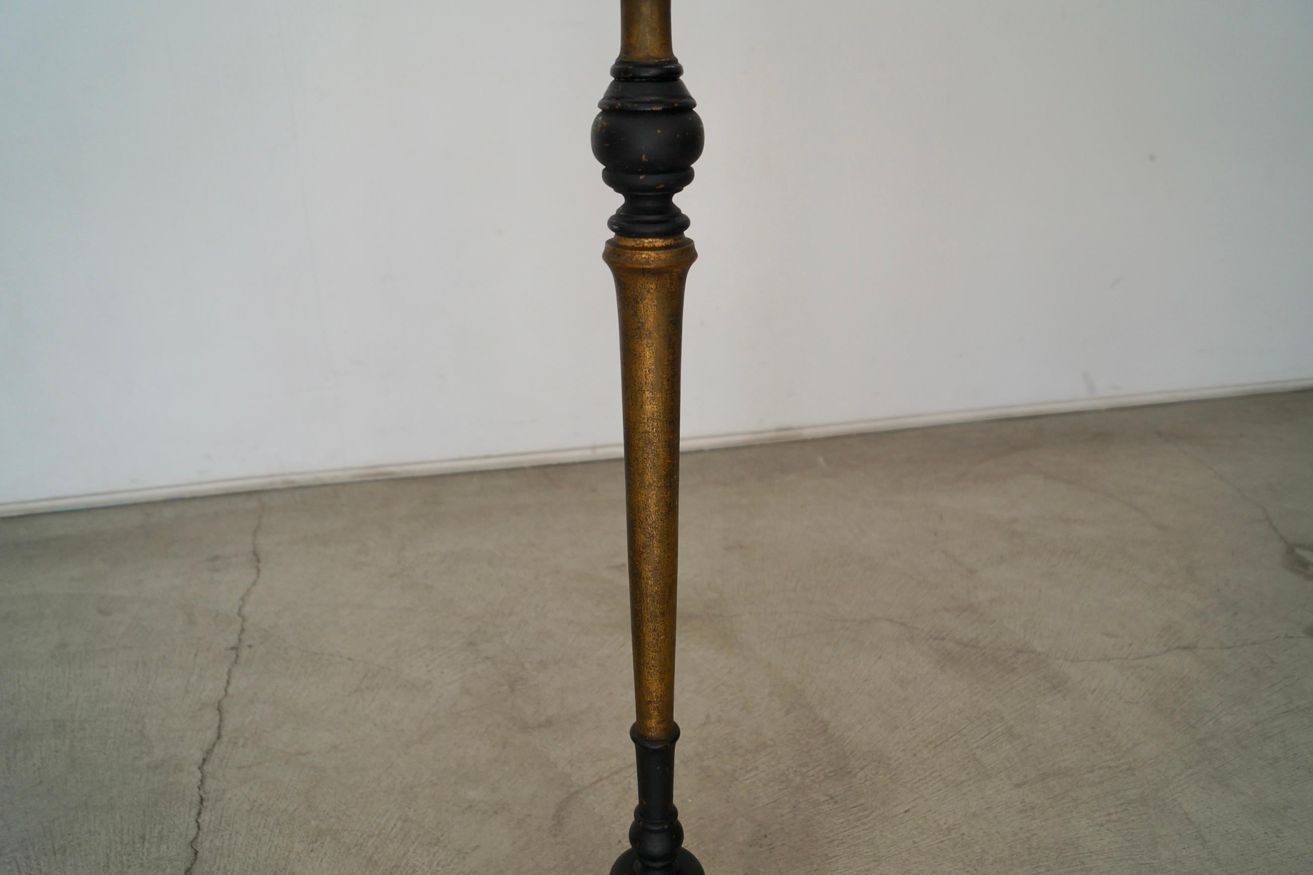 1930's Antiguo Español Hollywood Regency Lámpara de pie de madera maciza y pan de oro en venta 3