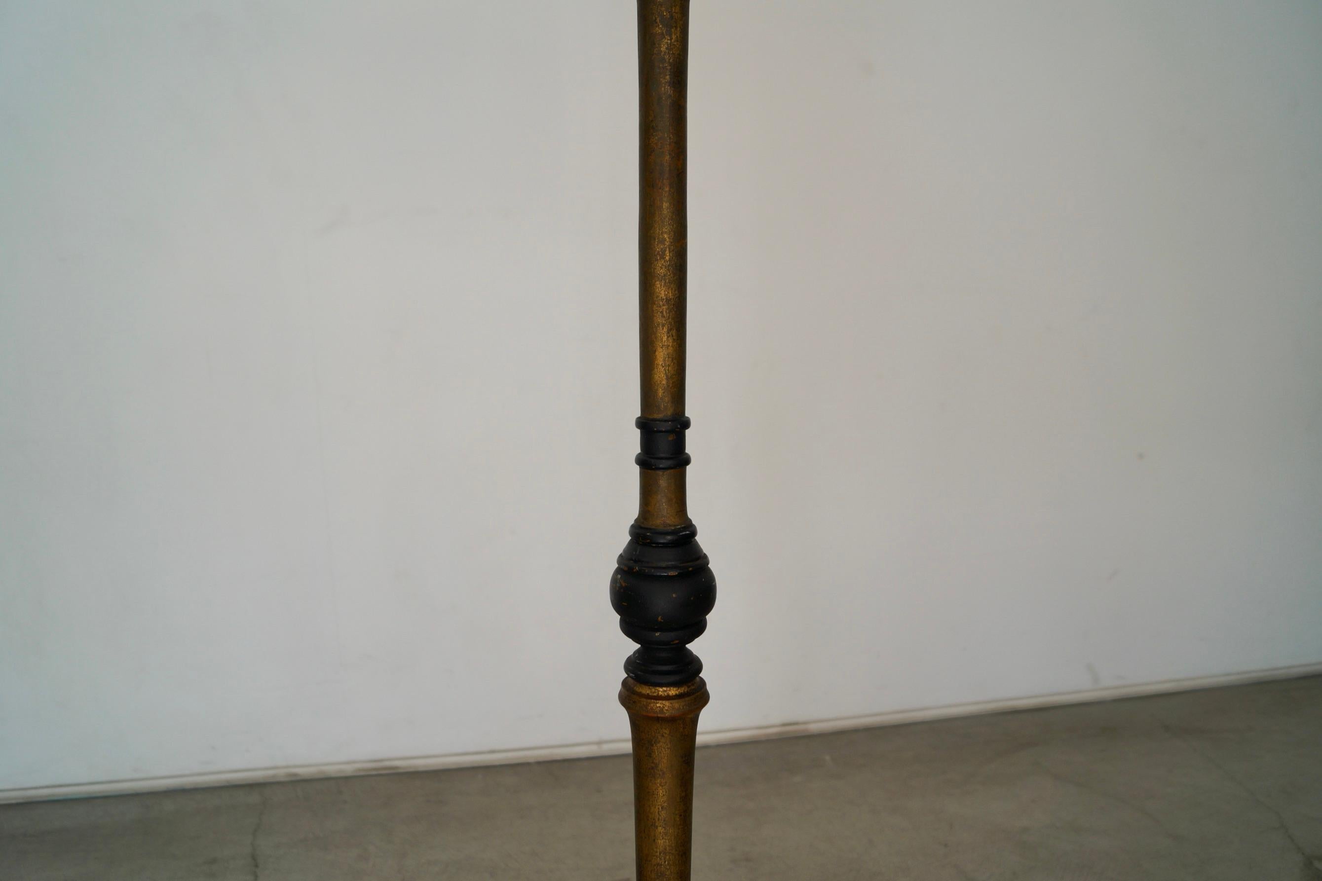 1930's Antiguo Español Hollywood Regency Lámpara de pie de madera maciza y pan de oro en venta 4