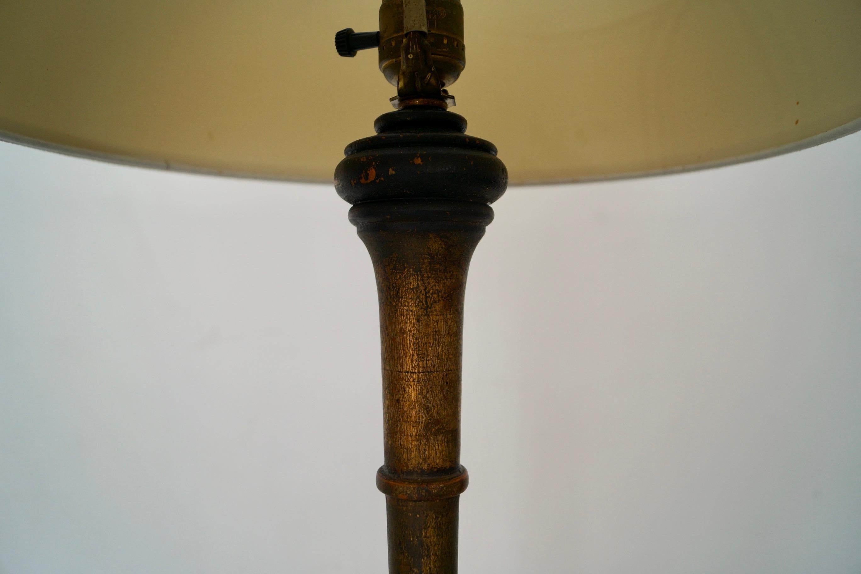 1930's Antiguo Español Hollywood Regency Lámpara de pie de madera maciza y pan de oro en venta 5