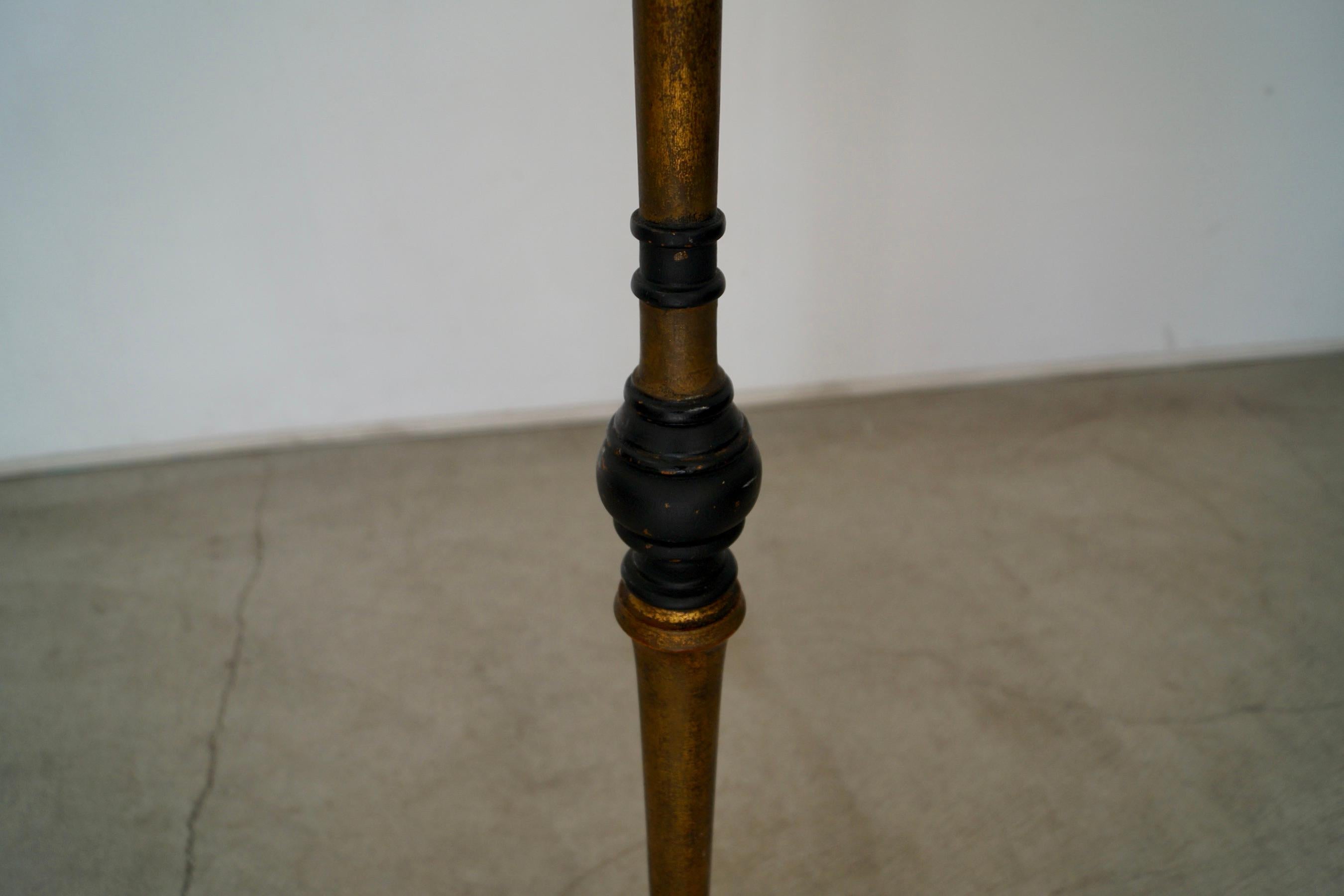 1930's Antiguo Español Hollywood Regency Lámpara de pie de madera maciza y pan de oro en venta 7