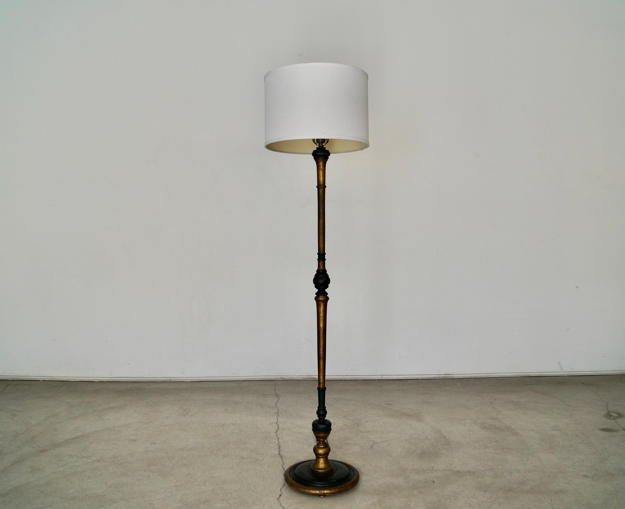 1930's Antiguo Español Hollywood Regency Lámpara de pie de madera maciza y pan de oro Colonial español en venta