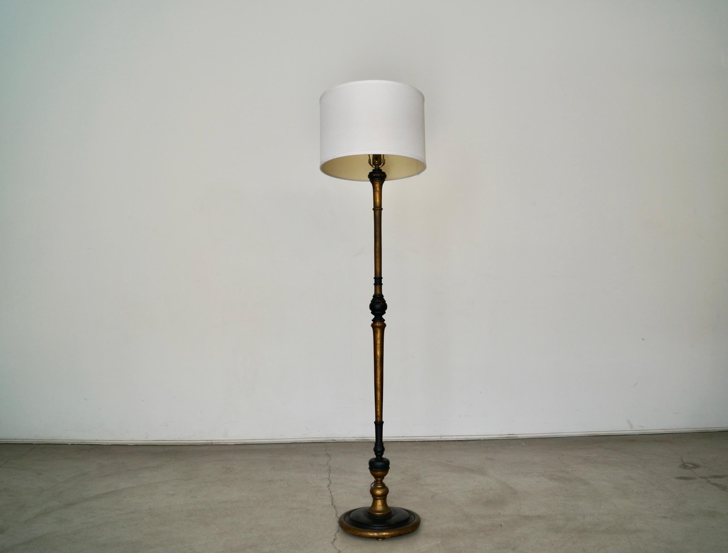 1930's Antiguo Español Hollywood Regency Lámpara de pie de madera maciza y pan de oro Estadounidense en venta