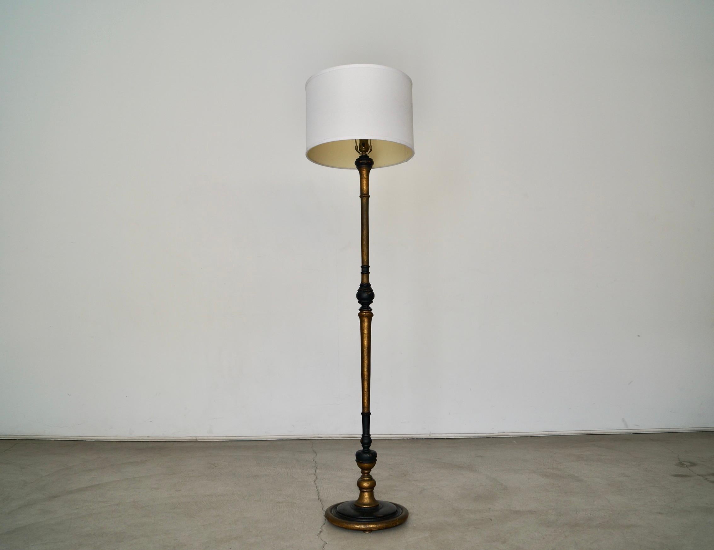 1930's Antiguo Español Hollywood Regency Lámpara de pie de madera maciza y pan de oro en Bueno estado para la venta en Burbank, CA