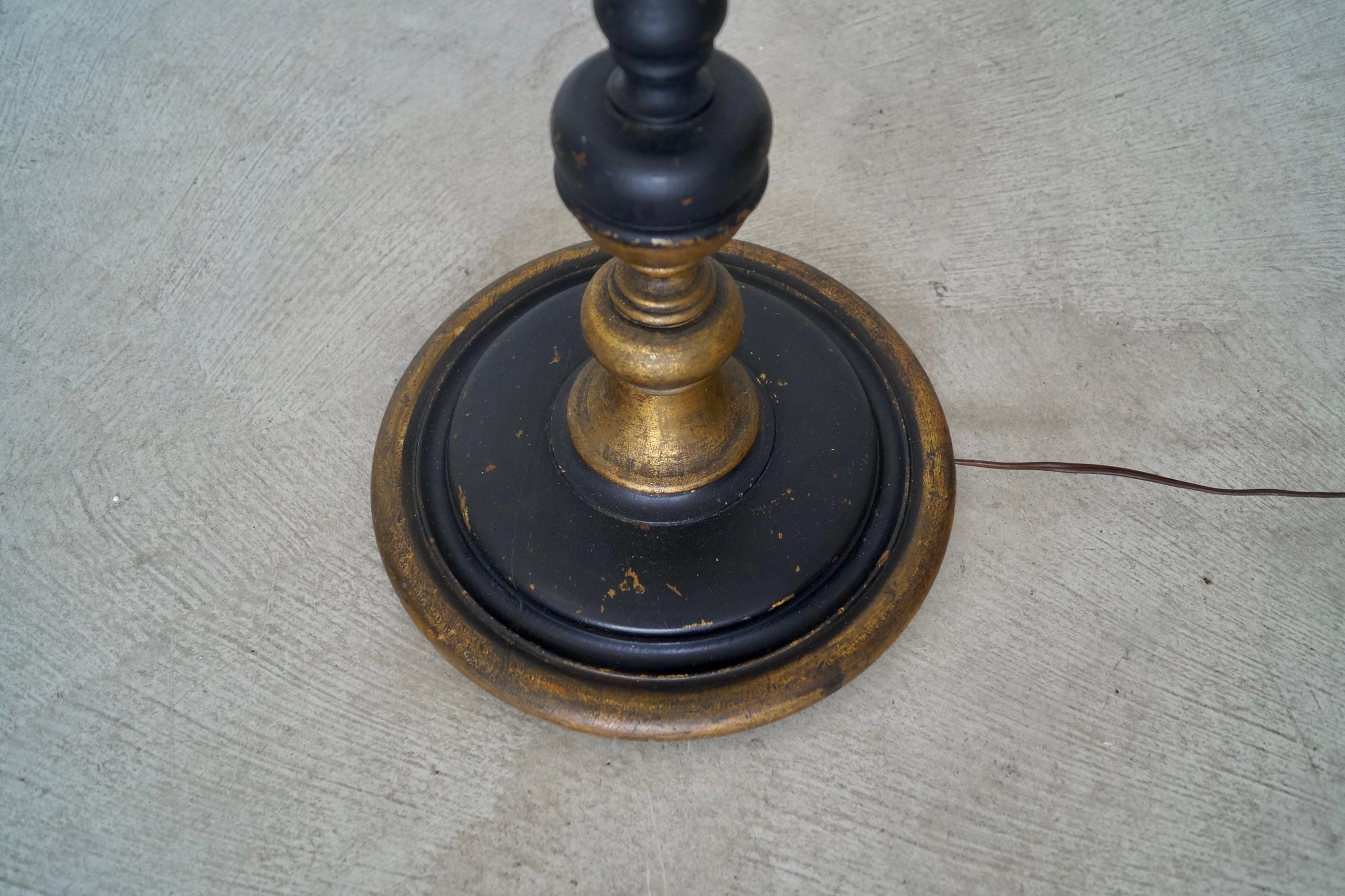 1930's Antiguo Español Hollywood Regency Lámpara de pie de madera maciza y pan de oro Hoja de oro en venta