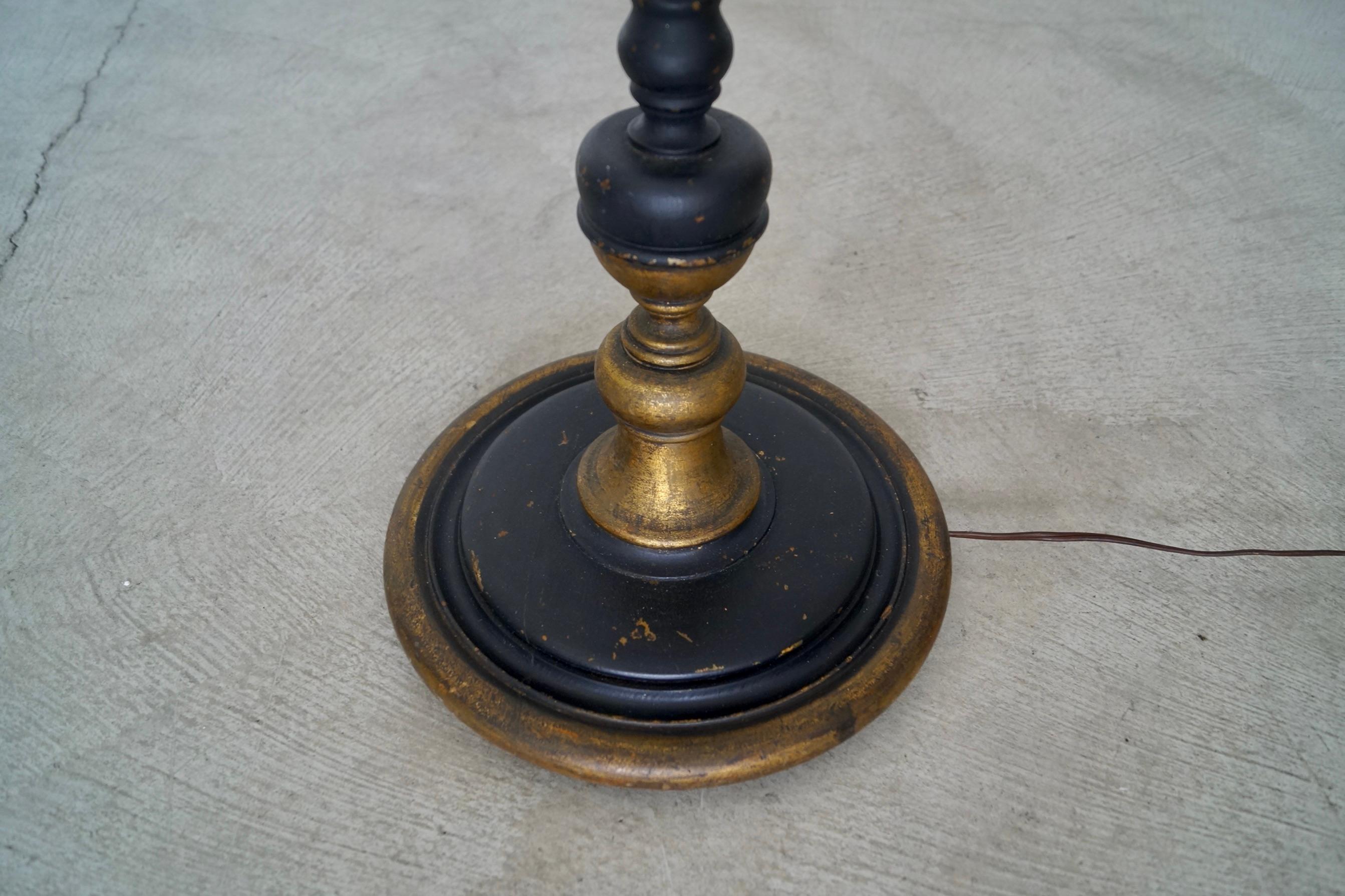 1930's Antiguo Español Hollywood Regency Lámpara de pie de madera maciza y pan de oro en venta 1