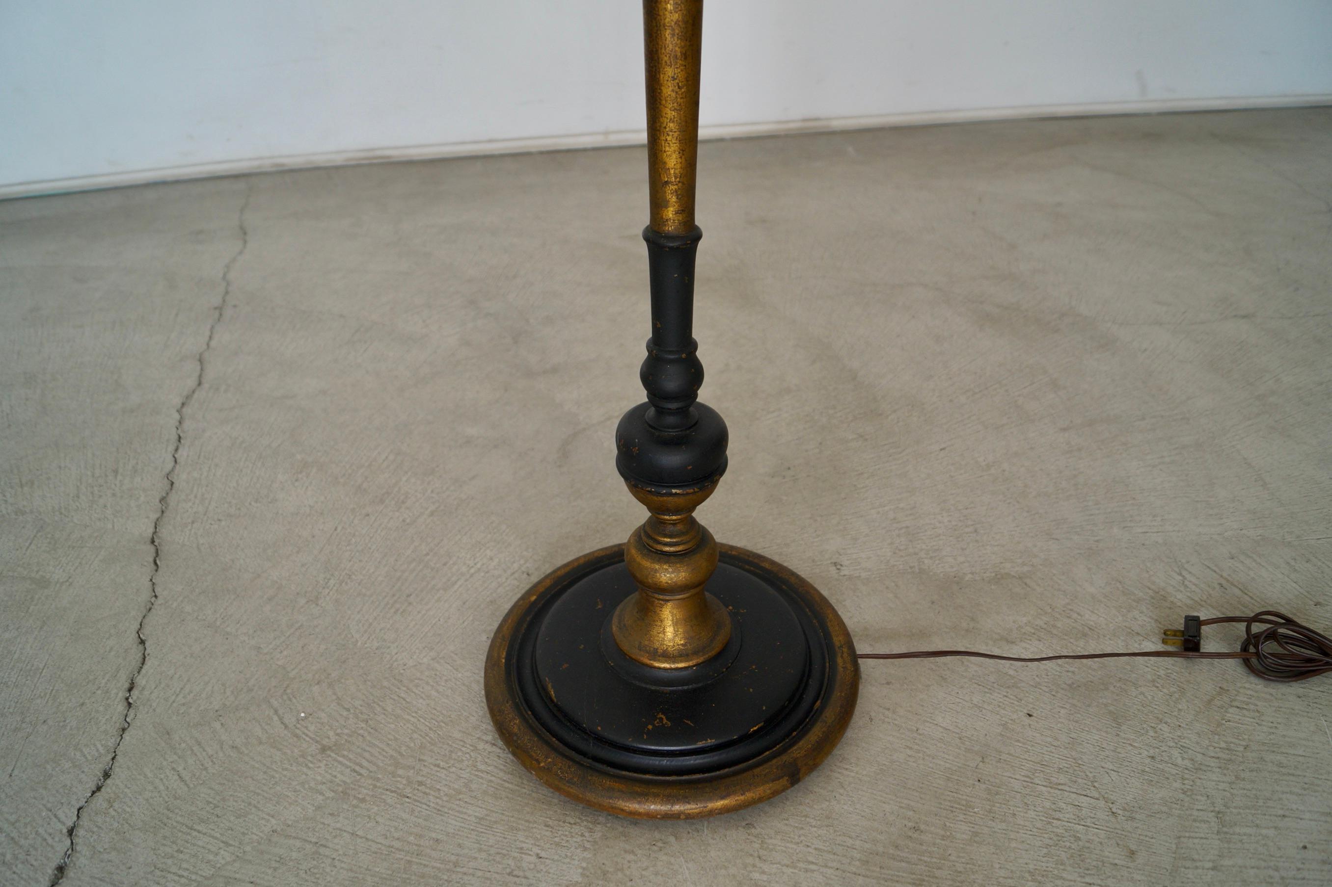 1930's Antiguo Español Hollywood Regency Lámpara de pie de madera maciza y pan de oro en venta 2