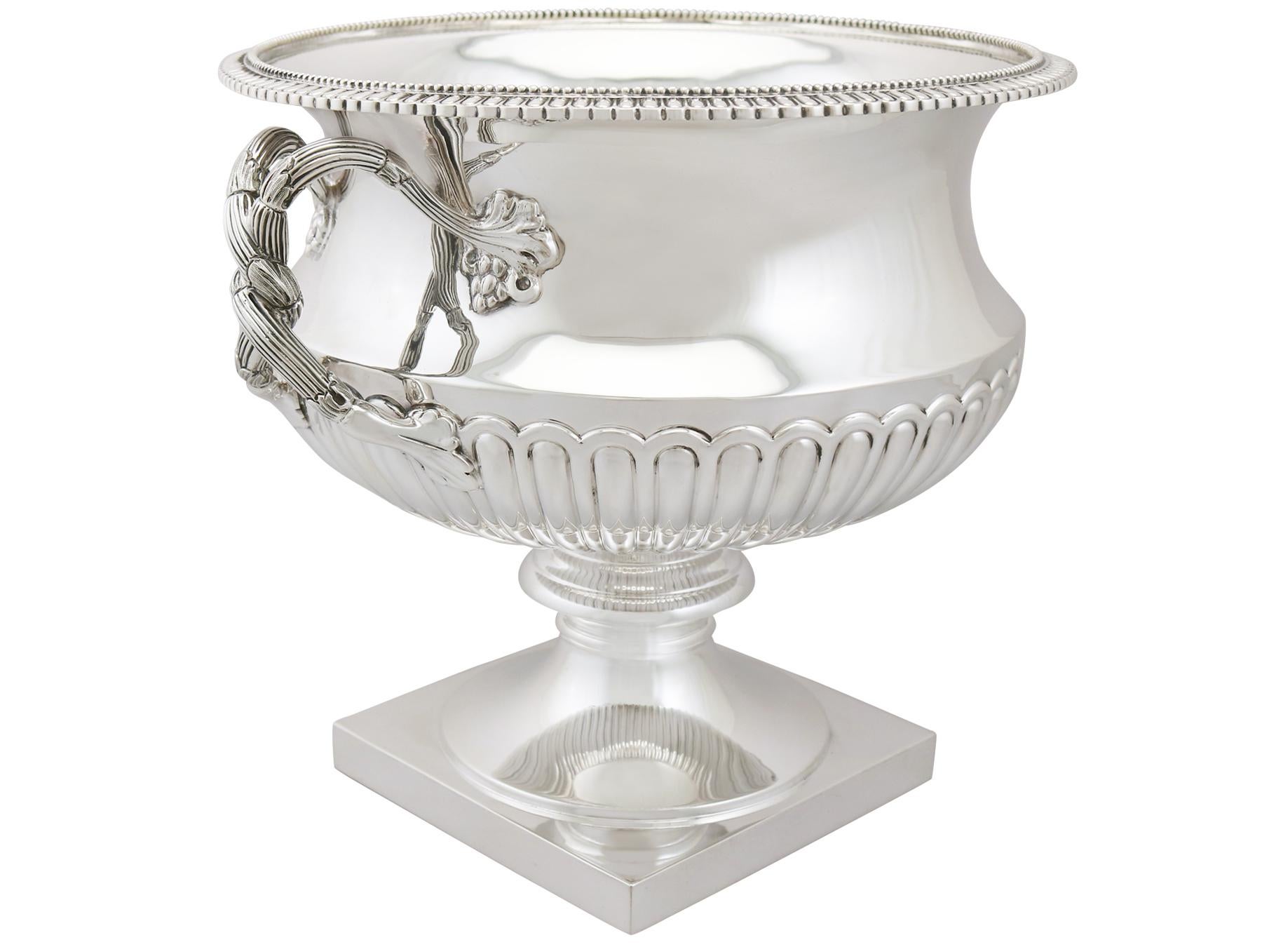 An exceptional, fine and impressive, large antique George V English sterling silver Warwick style vase / bowl; an addition to our silver presentation collection.

This exceptional antique George V sterling silver bowl has a Warwick style form onto