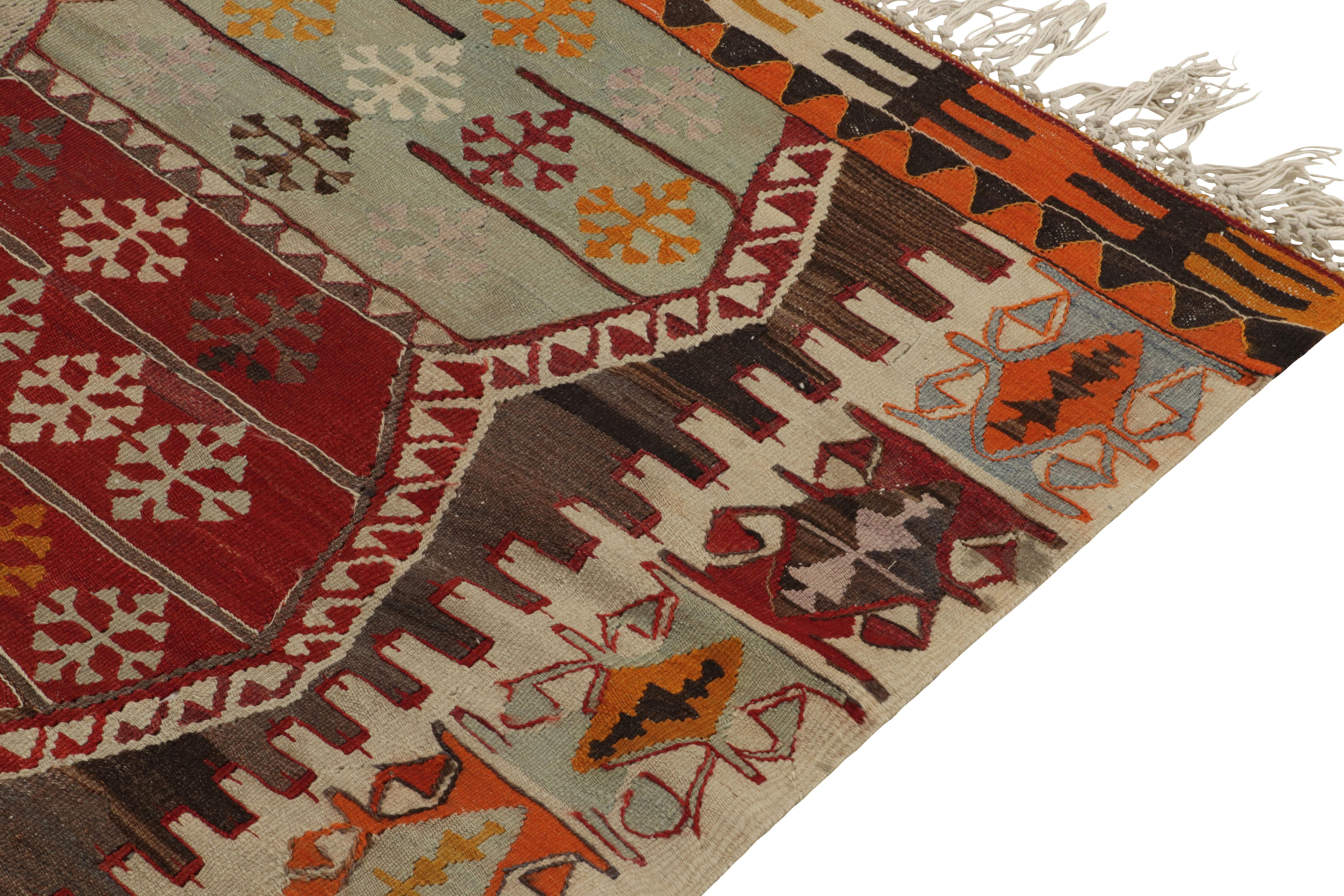 Annodato a mano Antico Kilim turco degli anni '30 in rosso e marrone con oro e grigio di Rug & Kilim in vendita