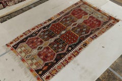 Antiker türkischer Kelim aus den 1930er Jahren in Rot und Braun mit Gold und Grau von Teppich & Kelim