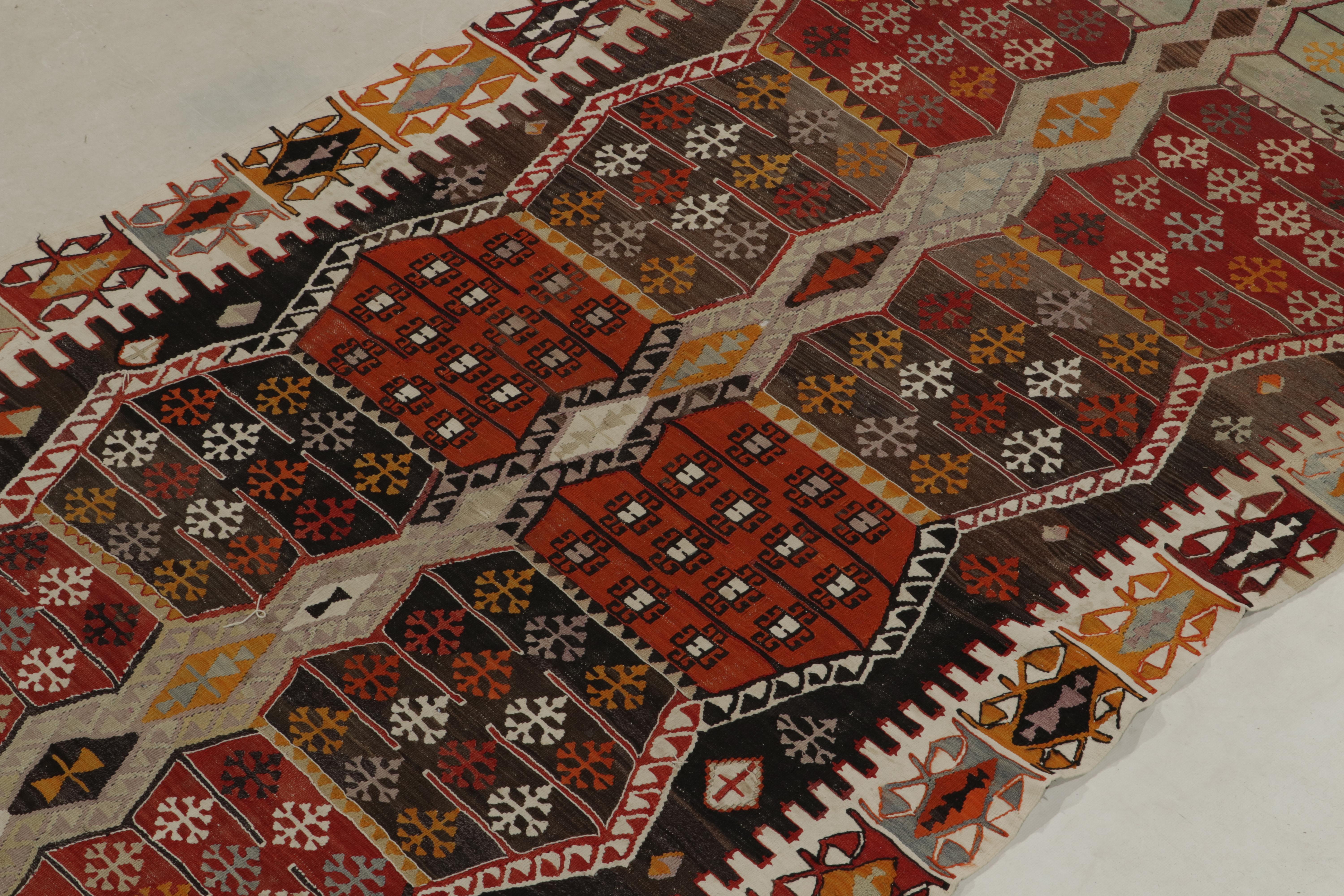 Antiker türkischer Kelim aus den 1930er Jahren in Rot und Braun mit Gold und Grau von Teppich & Kelim (Stammeskunst) im Angebot