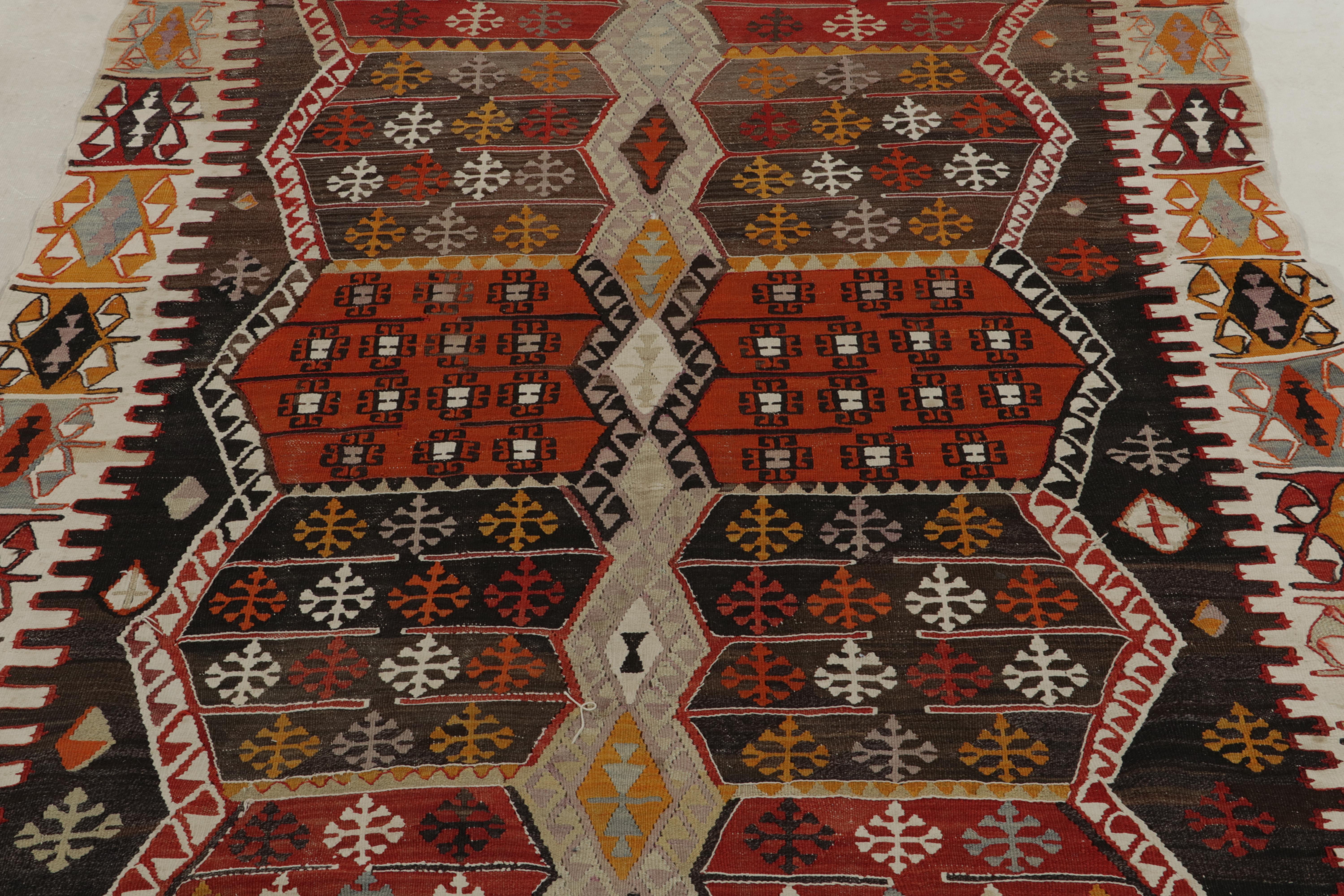 Antiker türkischer Kelim aus den 1930er Jahren in Rot und Braun mit Gold und Grau von Teppich & Kelim (Türkisch) im Angebot