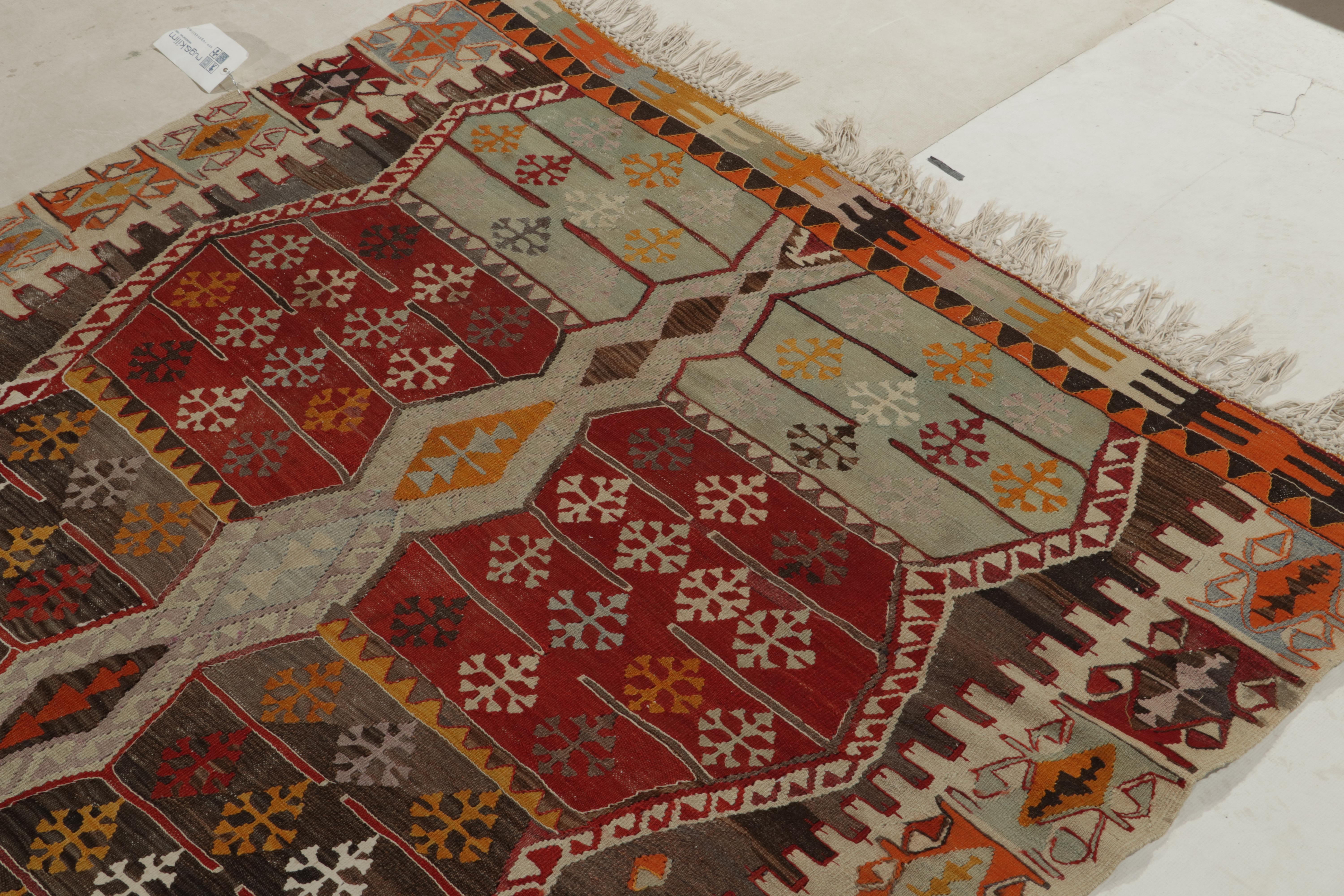 Antiker türkischer Kelim aus den 1930er Jahren in Rot und Braun mit Gold und Grau von Teppich & Kelim (Handgeknüpft) im Angebot