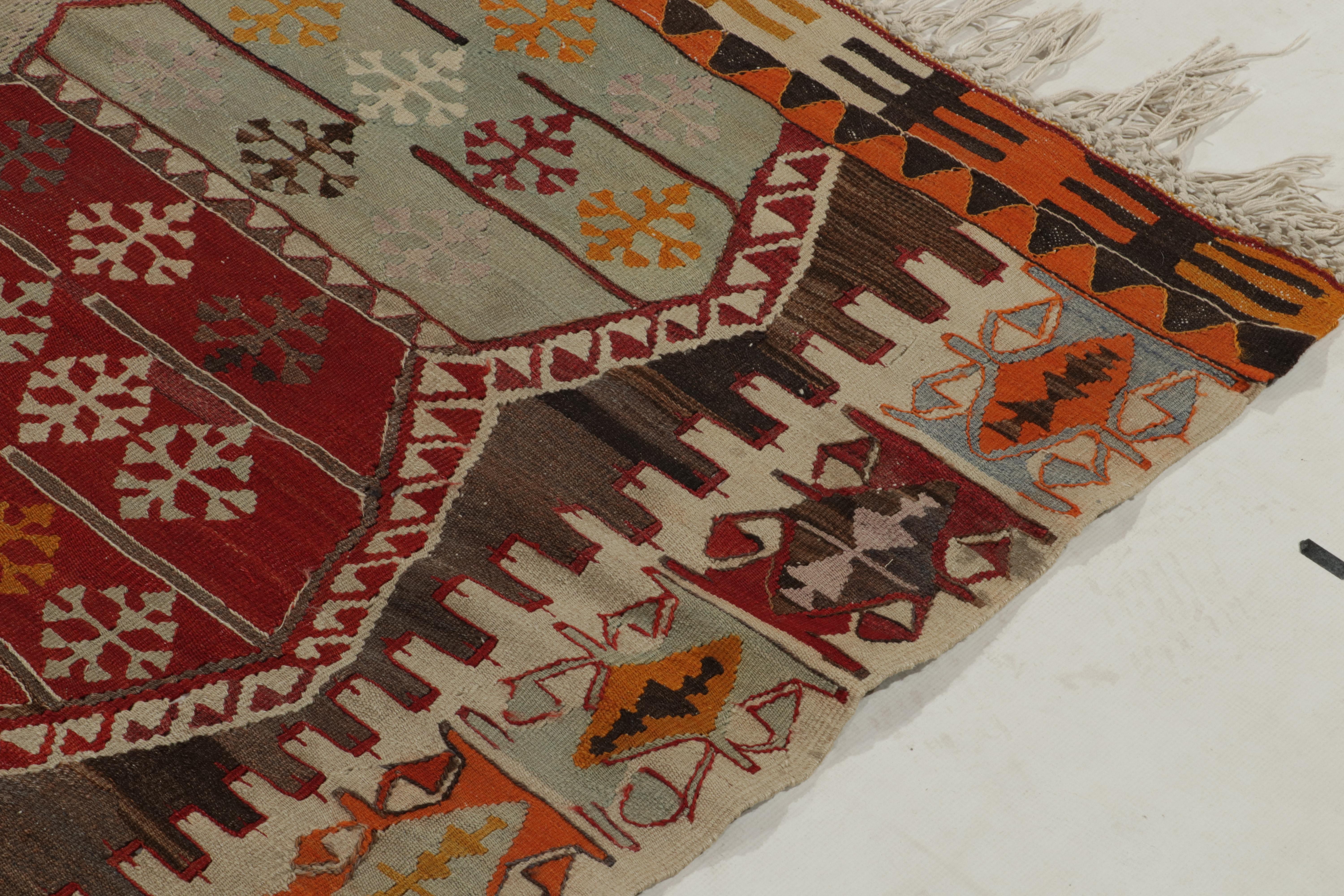 Antiker türkischer Kelim aus den 1930er Jahren in Rot und Braun mit Gold und Grau von Teppich & Kelim im Zustand „Gut“ im Angebot in Long Island City, NY