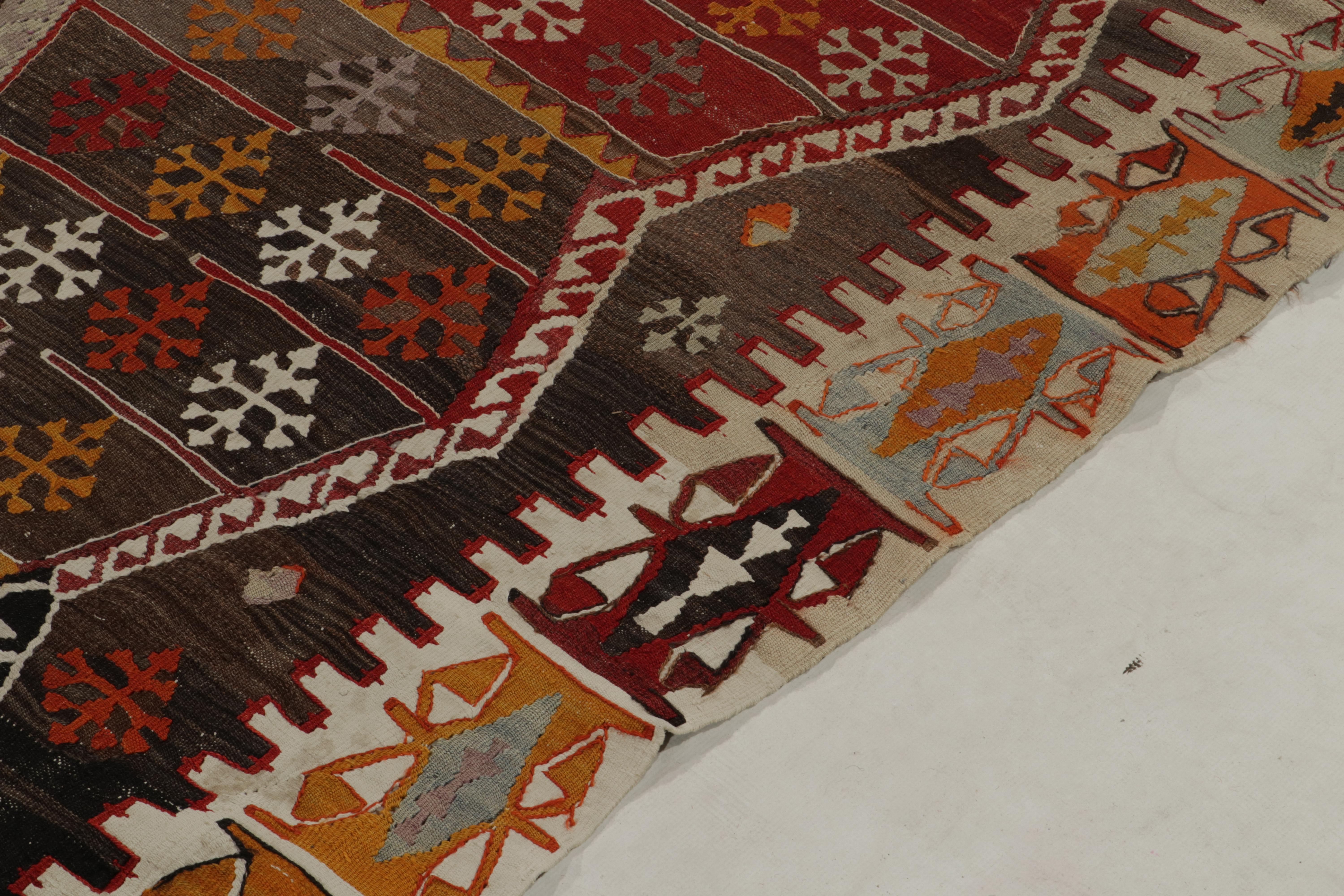 Antiker türkischer Kelim aus den 1930er Jahren in Rot und Braun mit Gold und Grau von Teppich & Kelim (Mitte des 20. Jahrhunderts) im Angebot