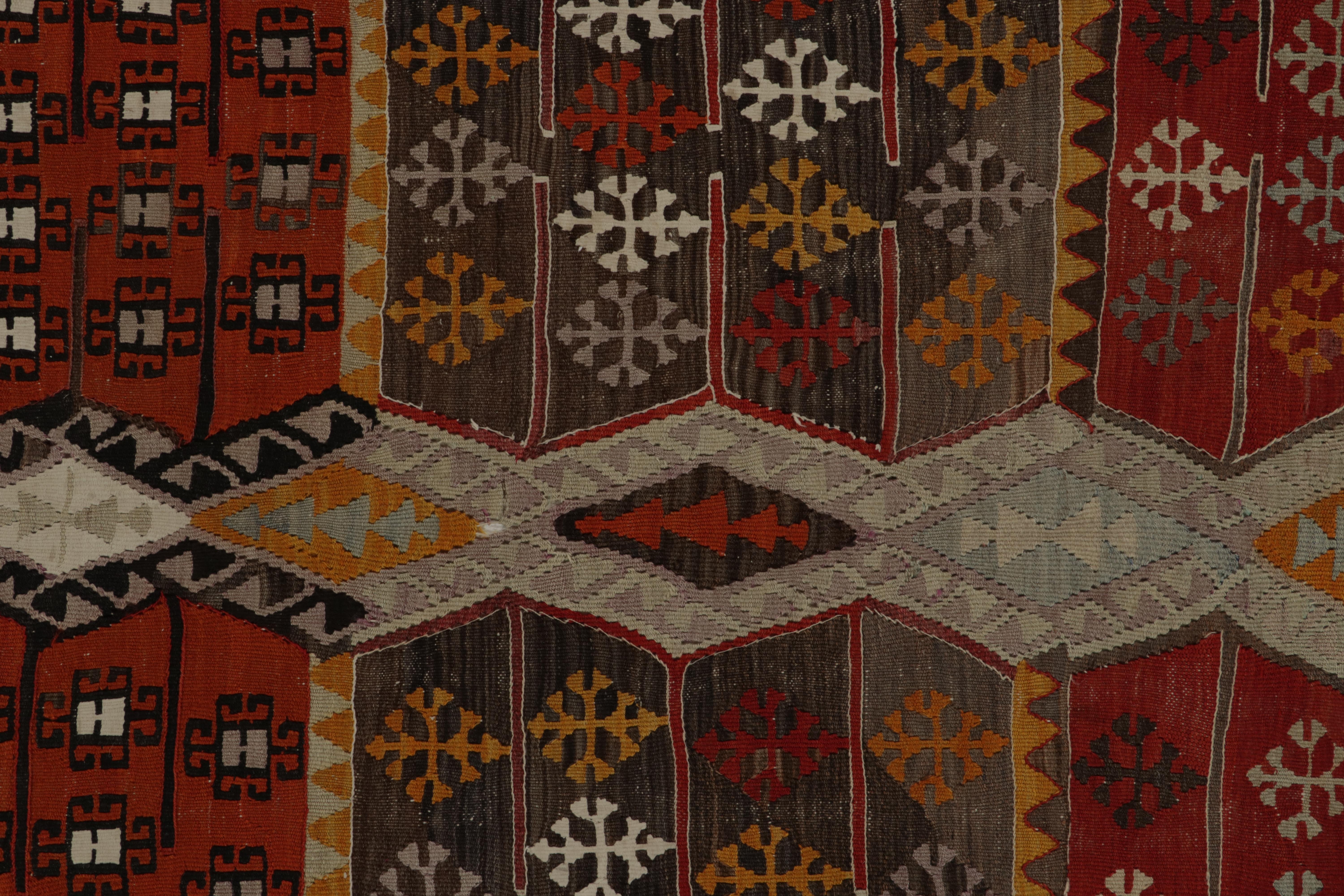 Antiker türkischer Kelim aus den 1930er Jahren in Rot und Braun mit Gold und Grau von Teppich & Kelim (Wolle) im Angebot