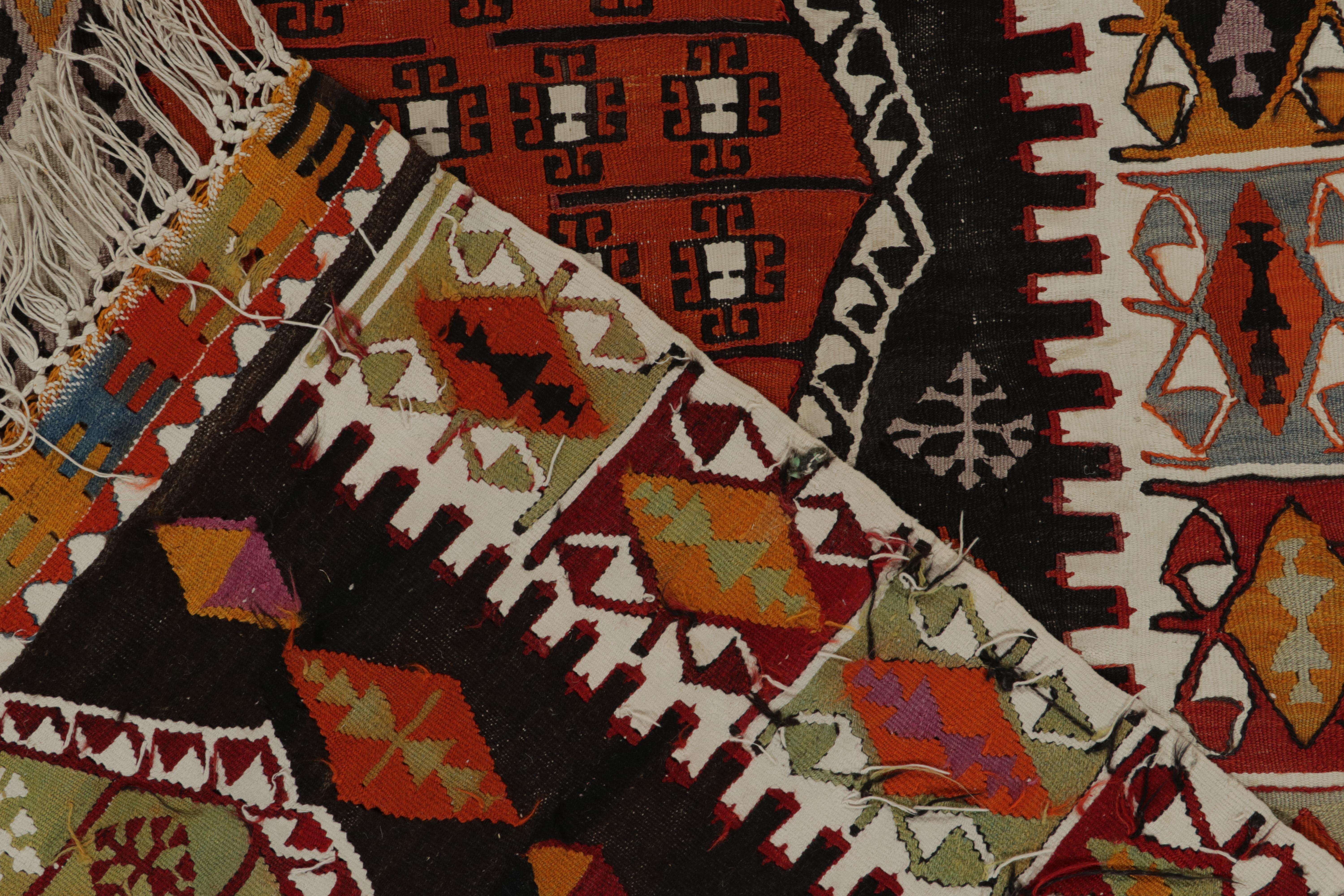 Antiker türkischer Kelim aus den 1930er Jahren in Rot und Braun mit Gold und Grau von Teppich & Kelim im Angebot 1