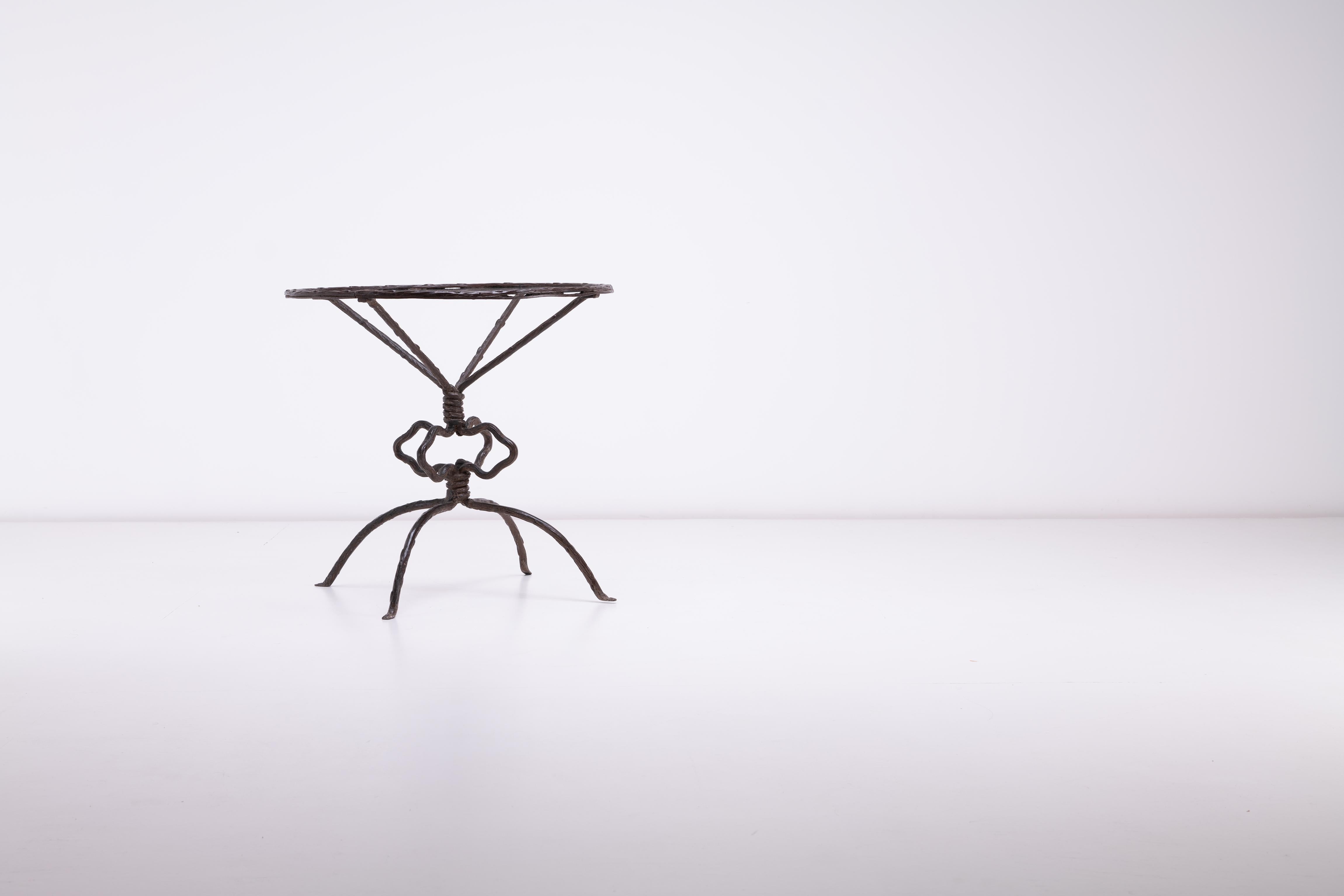 Nous avons à vendre une table très rare de la Fonderie Antoine. Ce design de la fin du XIXe siècle a été sélectionné/édité par Jean-Michel Frank dans divers intérieurs. Certains livres indiquent également qu'il s'agit d'une pièce de Frank. Les