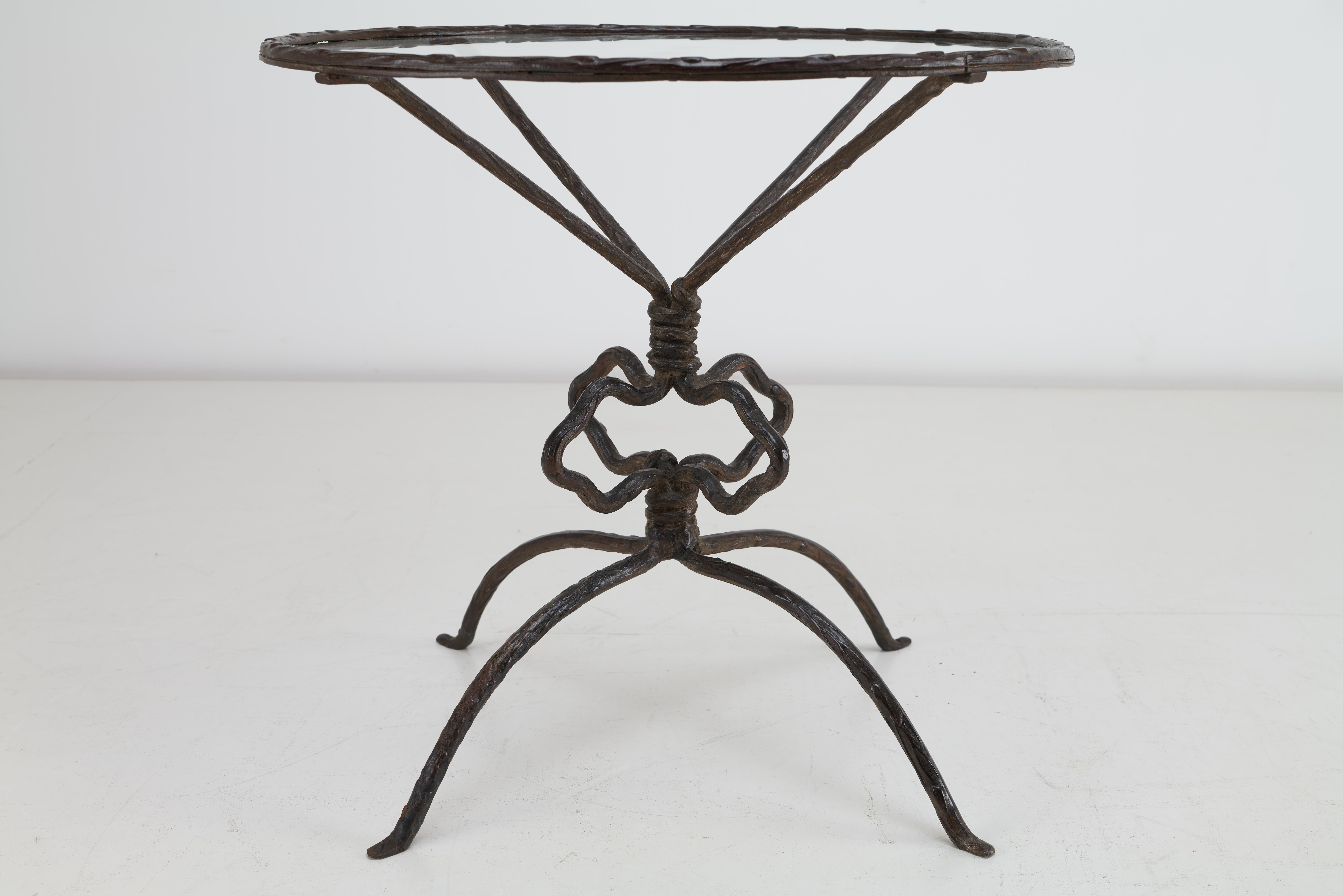 Milieu du XXe siècle Années 1930 A Durenne Foundry  Table d'appoint en fer - Jean-Michel Frank en vente
