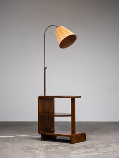 Mesa auxiliar "Apu" de los años 30, de Maija Heikinheimo, con lámpara Taito Oy integrada