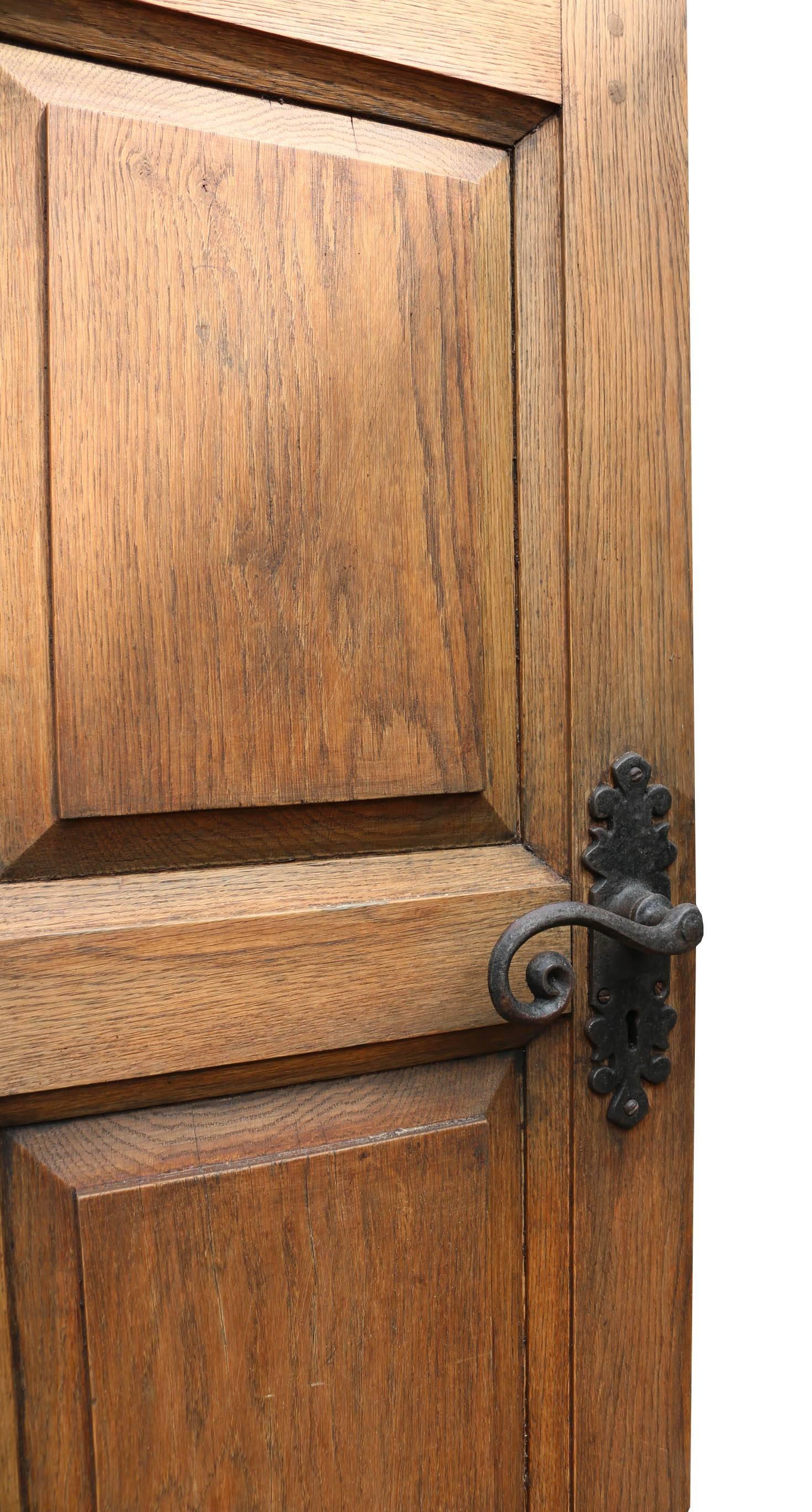 This door is in excellent condition and the cast iron knocker included.
Weight 43 kg.