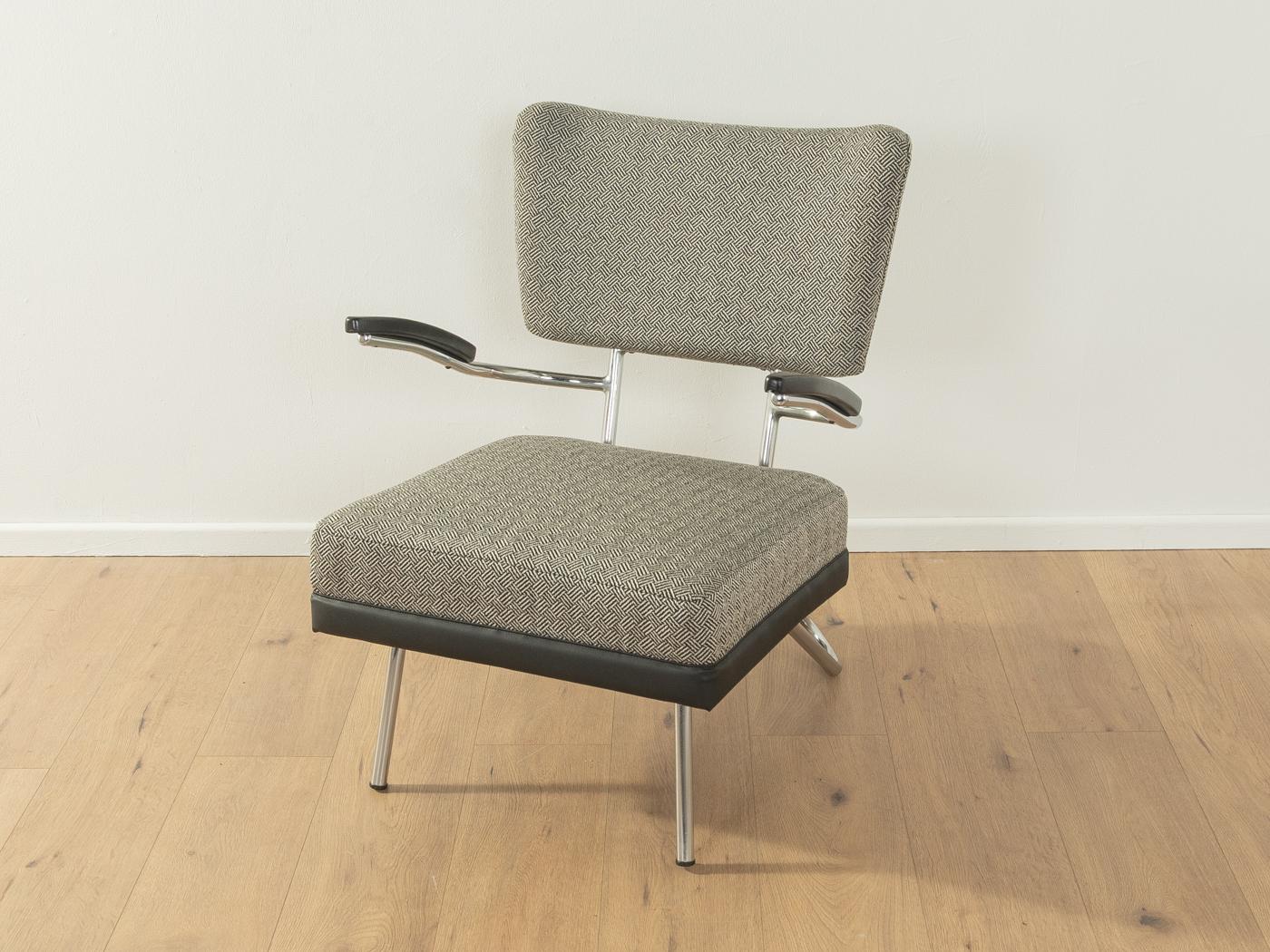 Raro sillón de diseño Bauhaus de la década de 1930. Tubo de acero cromado de alta calidad con reposabrazos originales de madera lacada en negro. El asiento y el respaldo se han retapizado y tapizado con un tejido jacquard de alta calidad en blanco y
