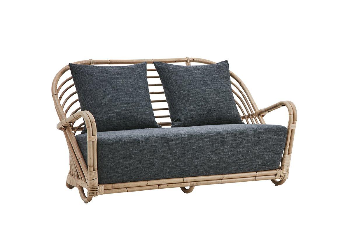 Vintage look and resolutely contemporary, this lounge 2-seat sofa 