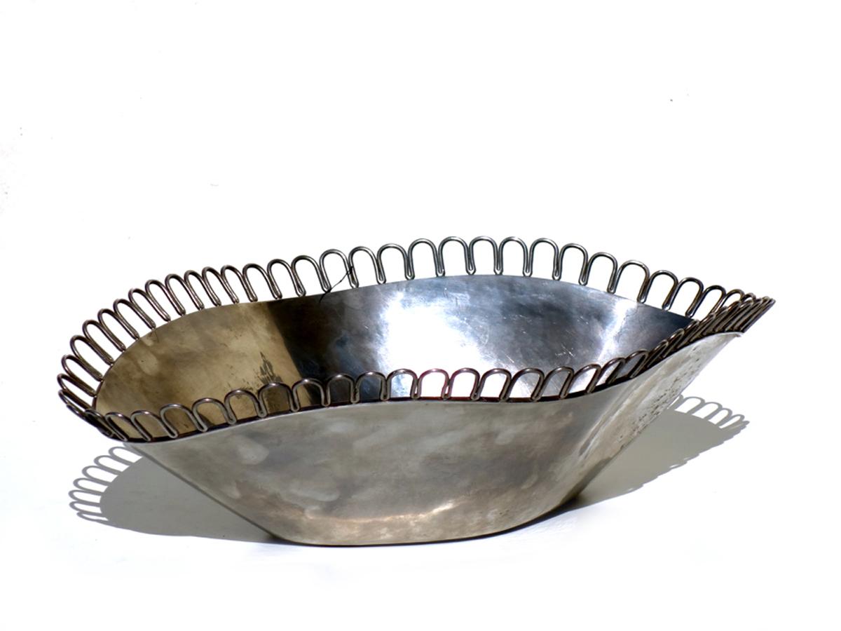 Silver metal bowl
Excellent condiction.